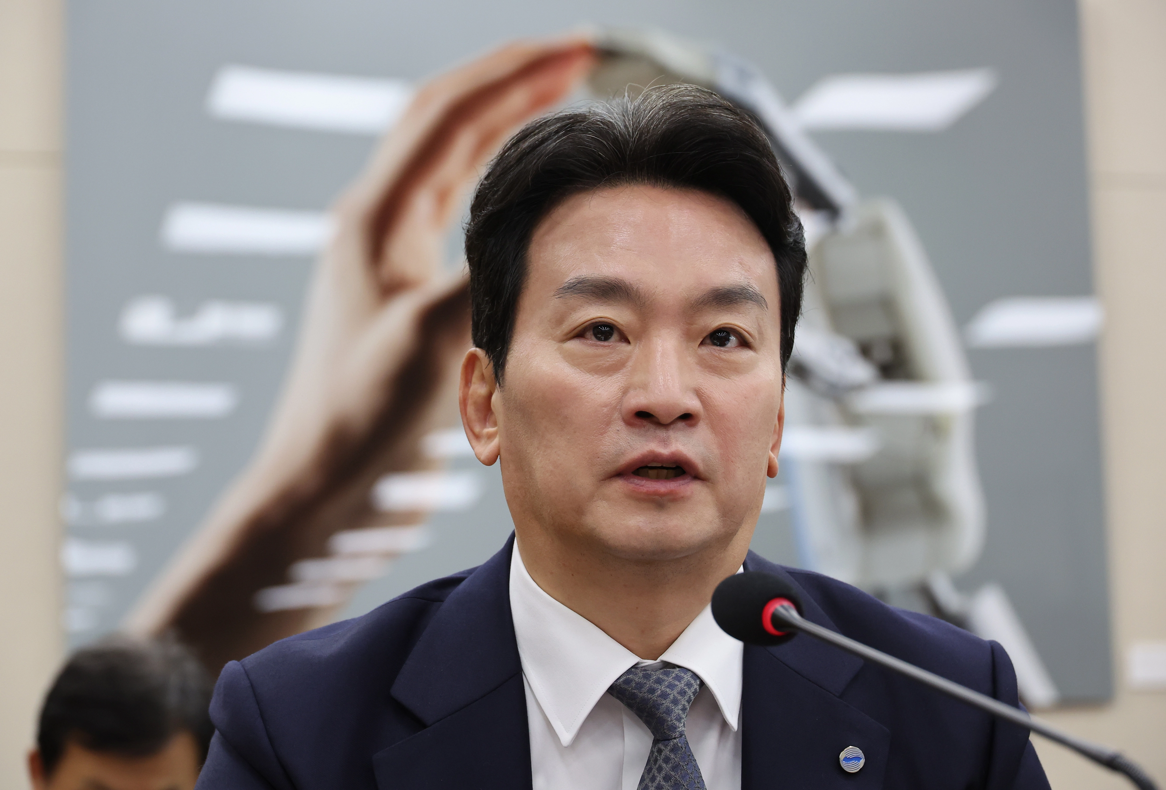 질의에 답변하는 박장범 KBS 사장  박장범 KBS 사장이 26일 국회에서 열린 과학기술정보방송통신위원회 전체회의에서 질의에 답변하고 있다. 2025.8.26