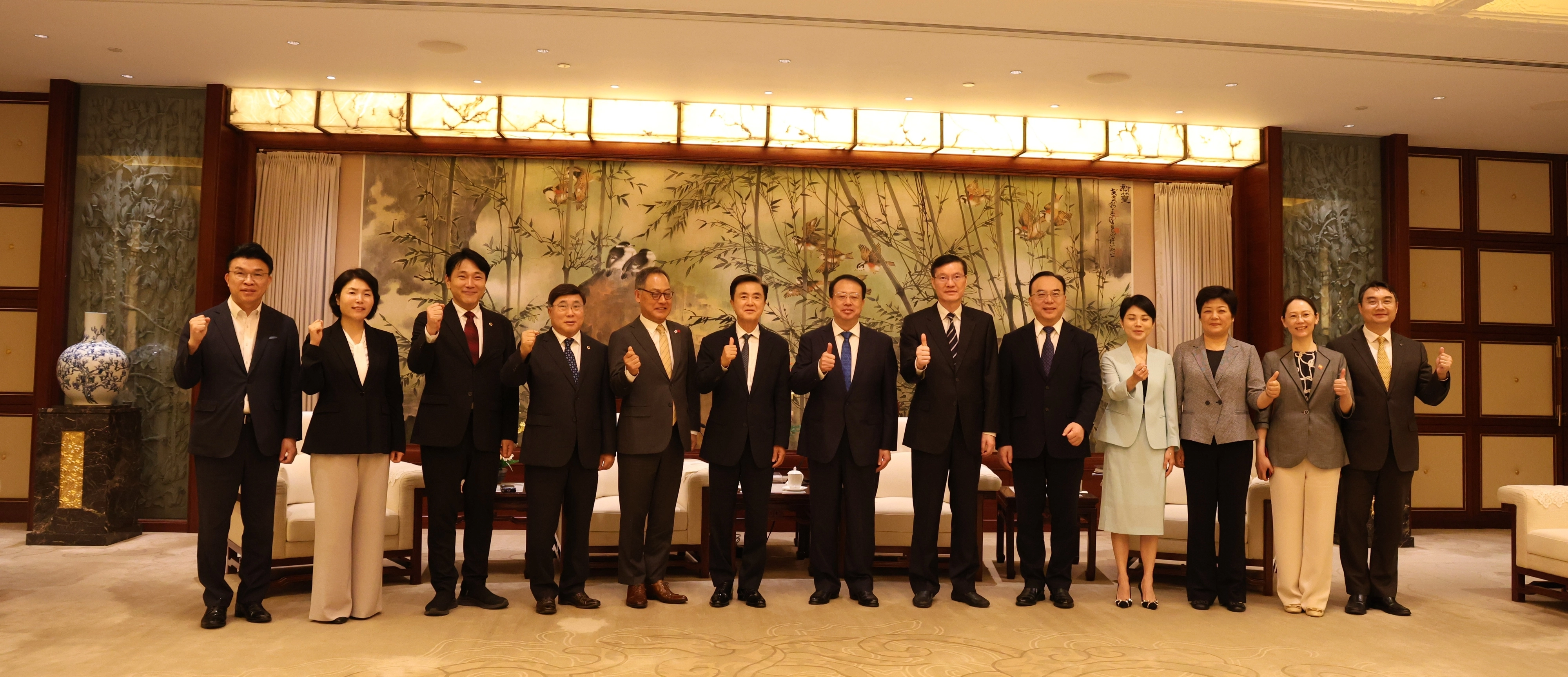 김태흠 충남지사 등 방문단이 26일 중국 상하이시청에서 궁정 상하이시장을 만나 간담회에 앞서 기념 촬영을 하고 있다. 도 제공