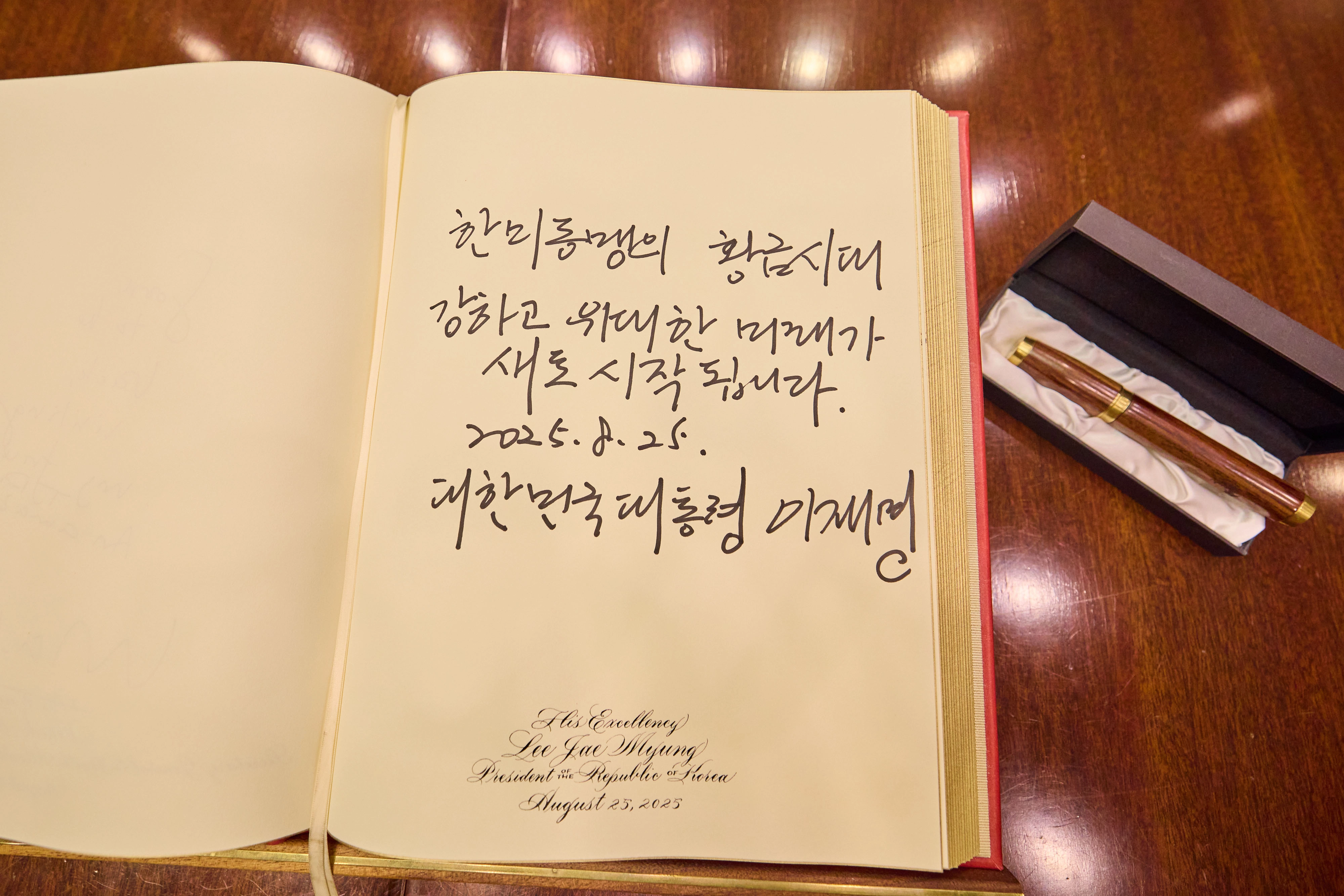 이 대통령이 백악관 방명록에 남긴 ‘한미동맹의 황금시대. 강하고 위대한 미래가 새로 시작됩니다’라는 메시지. 
워싱턴DC 뉴시스