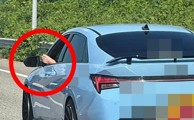 제보자 A씨는 26일 보배드림에 “길이 많이 밀려서 저속으로 주행 중이었다. 그런데 터널부터 ‘방방’ 거리는 소리를 내며 달려오던 차량 운전자가 맨발을 내민 채 운전하는 모습을 목격했다”라는 취지의 글을 올렸다. 2025.8.26 온라인 커뮤니티