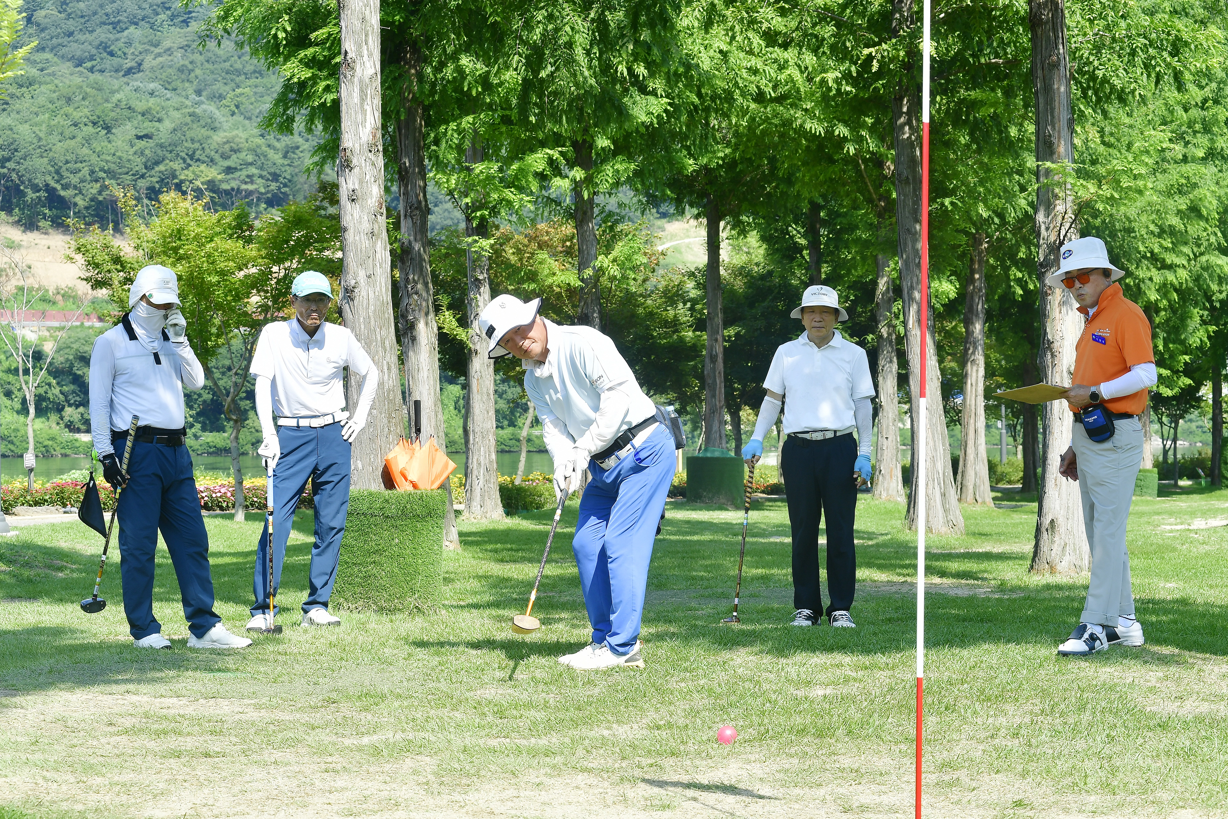 강원 화천 암 극복 전국 파크골프 대회가 지난달 25일 하남면 겨례리 산천어 1구장에서 열린 가운데 참가자가 라운딩을 하고 있다.
화천군 제공