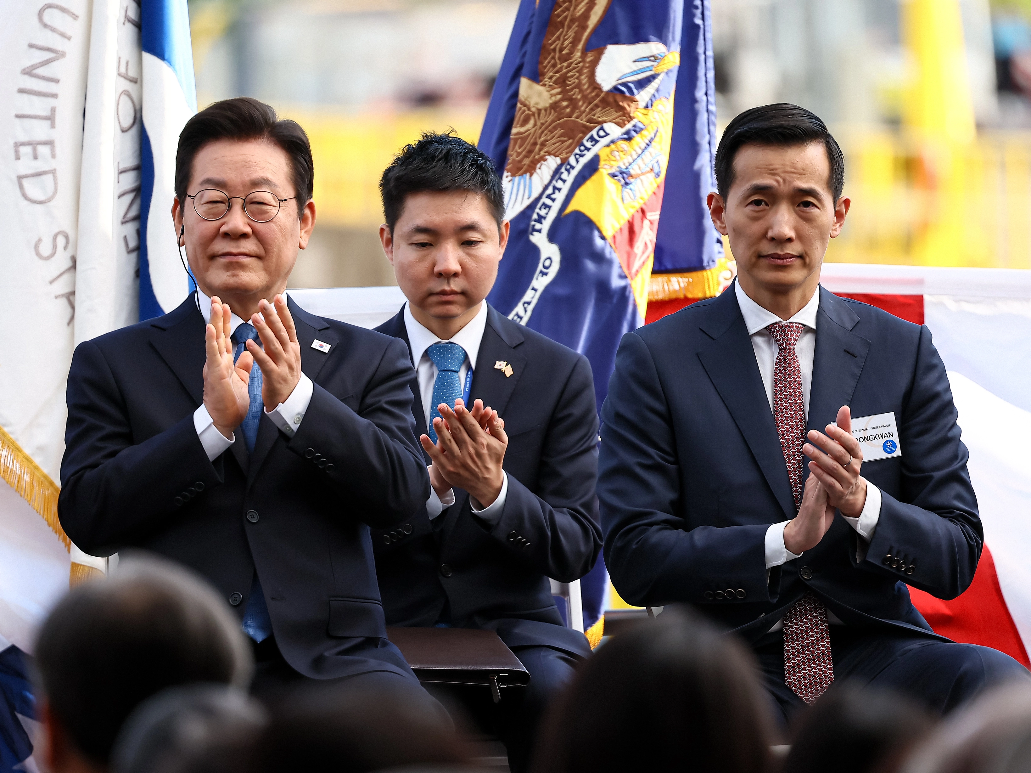 이재명 대통령, 한화 필리조선소 선박 명명식 참석  이재명 대통령이 26일(현지시간) 미국 필라델피아의 한화 필리조선소에서 열린 ‘스테이트 오브 메인’호 명명식에 참석하고 있다. 이 대통령 오른쪽은 김동관 한화그룹 부회장.
 필라델피아 연합뉴스