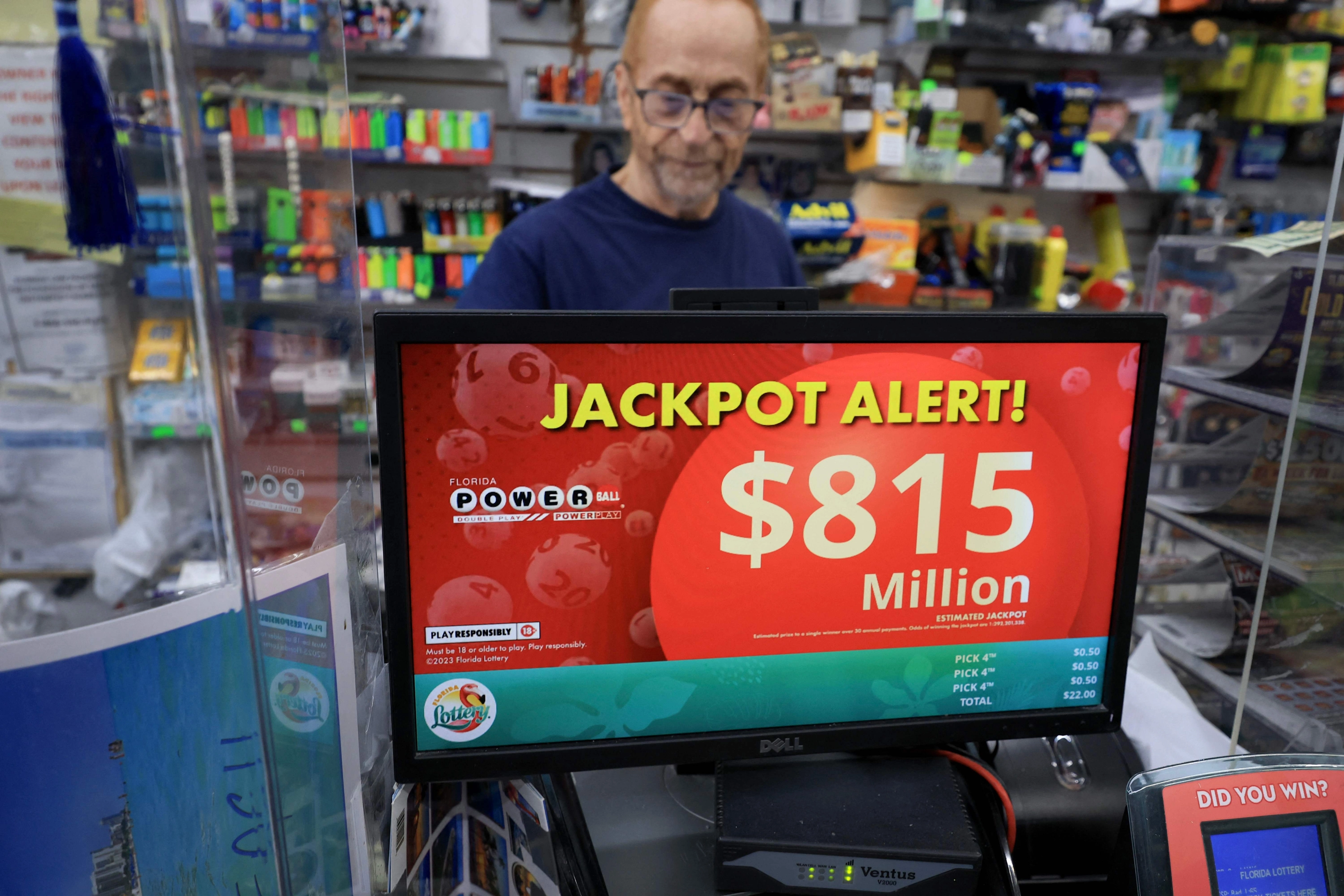 26일(현지시간) 미국 플로리다주 마이애미의 한 상점에서 로또 복권 ‘파워볼’ 1등에 해당하는 ‘잭팟’ 당첨금 8억 1500만 달러가 게시돼 있다. 2025.8.26 마이애미 AFP 연합뉴스