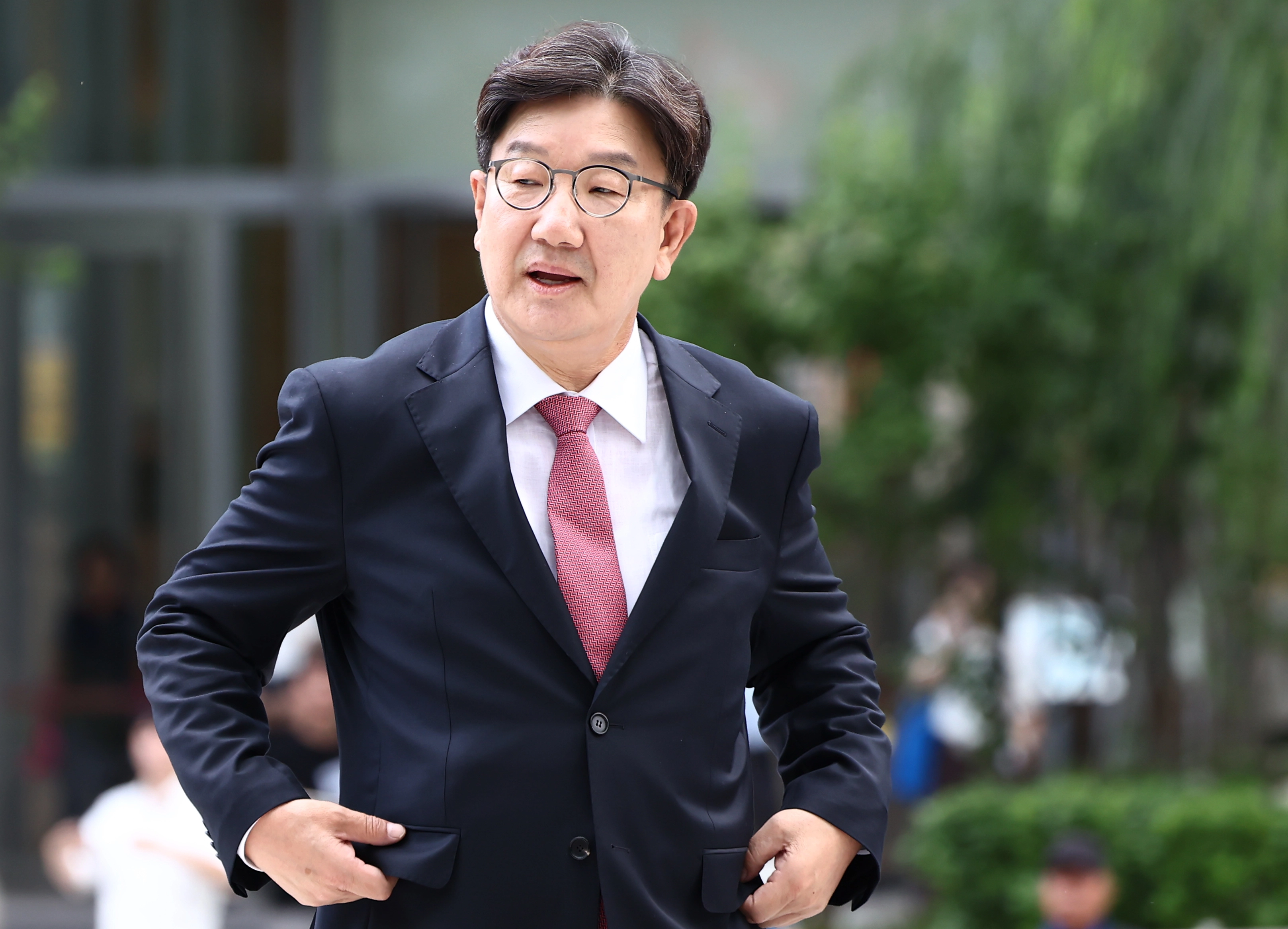 불법 정치자금 수수 의혹을 받는 권성동 국민의힘 의원이 27일 오전 서울 종로구에 마련된 민중기 특별검사팀(김건희 특검) 사무실로 피의자 조사를 받기 위해 출석하고 있다. 2025.8.27 뉴스1