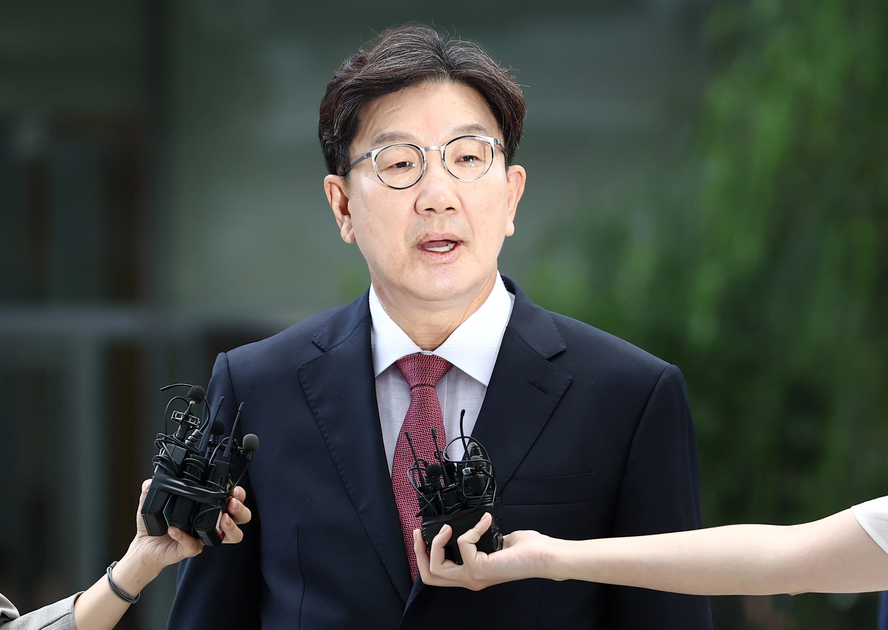 불법 정치자금 수수 의혹을 받는 권성동 국민의힘 의원이 27일 오전 서울 종로구에 마련된 민중기 특별검사팀(김건희 특검) 사무실로 피의자 조사를 받기 위해 출석하고 있다. 2025.8.27 뉴스1
