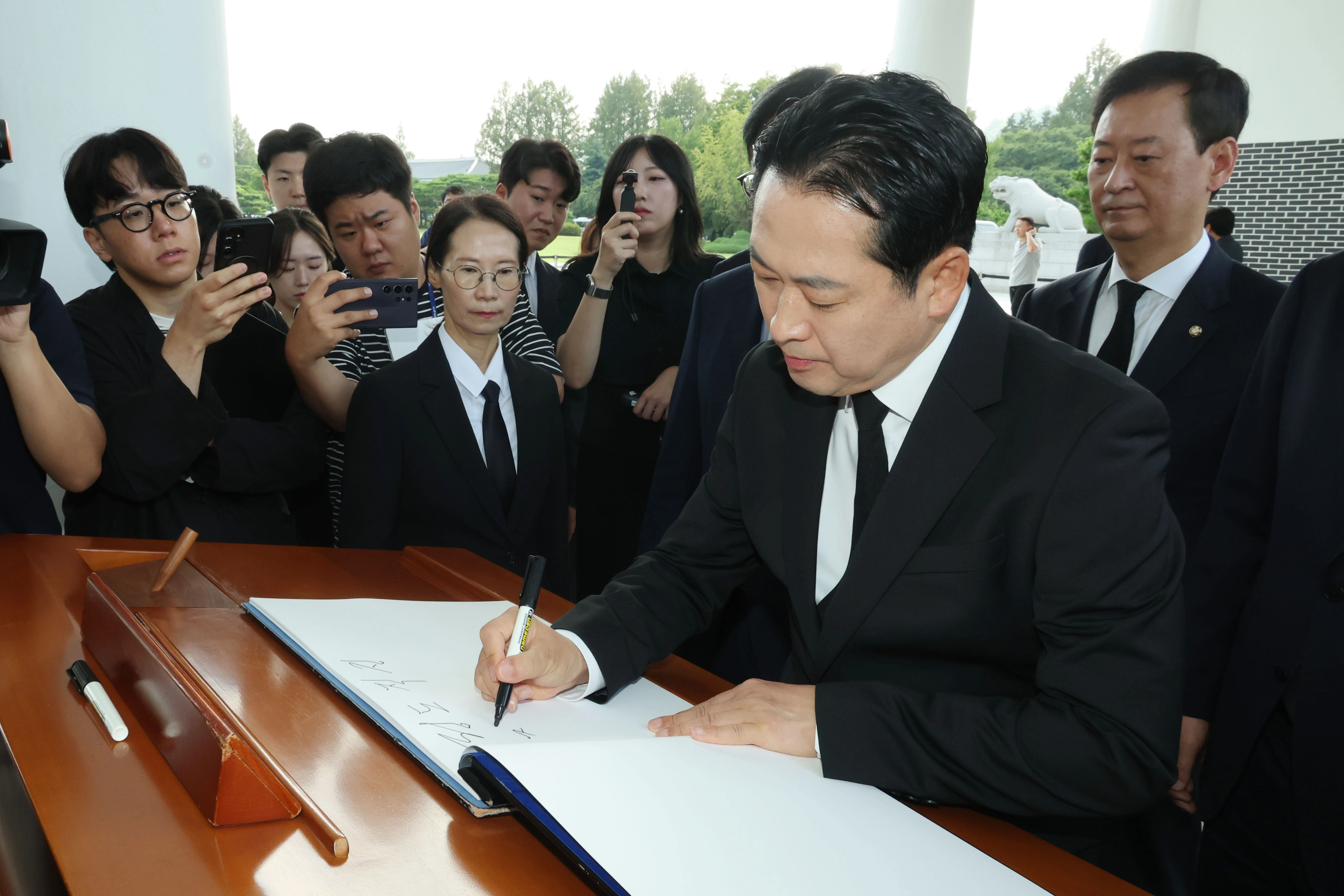 장동혁 국민의힘 신임 당대표가 27일 오전 서울 동작구 국립서울현충원 현충탑을 참배한 뒤 방명록을 작성하고 있다. 2025.8.27 안주영 전문기자