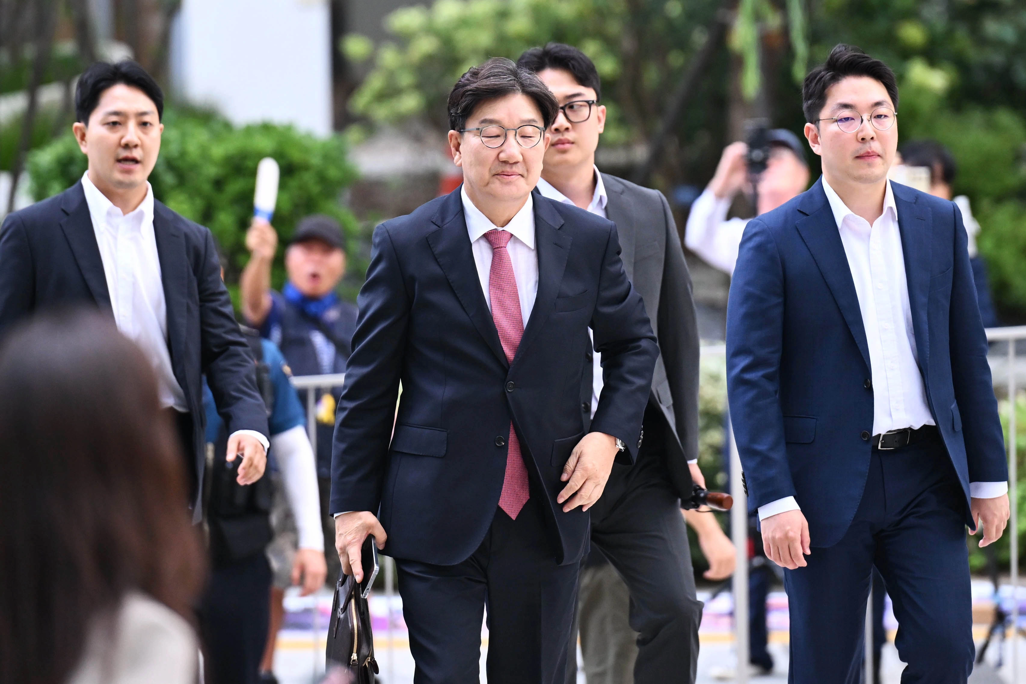 통일교 청탁 의혹을 받는 권성동 국민의힘 의원이 27일 서울 종로구 KT광화문빌딩에 마련된 김건희 여사 관련 의혹을 수사하는 민중기 특별검사팀 사무실에 피의자 신분으로 출석하고 있다. 2025.8.27 홍윤기 기자