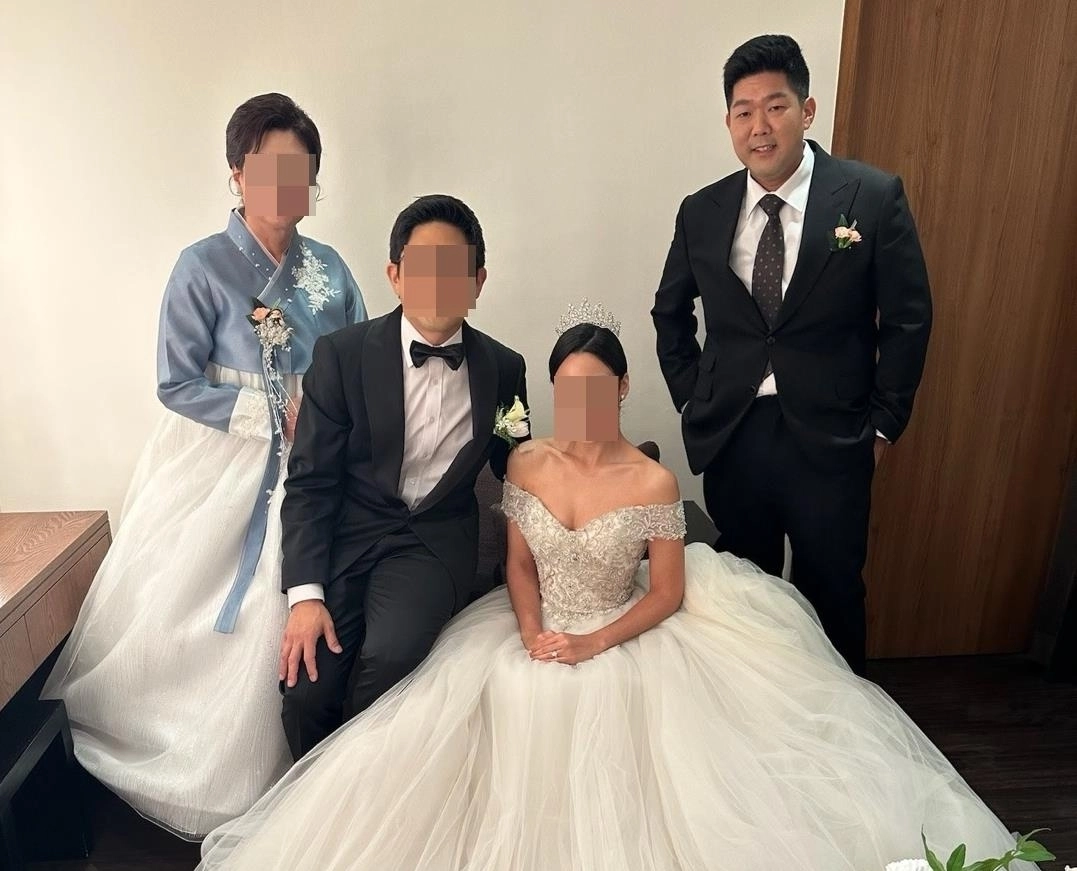 미 이민당국에 구금된 김태흥씨(맨 오른쪽)가 동생의 결혼식에 참석해 찍은 사진. 미주한인봉사교육단체협의회 제공