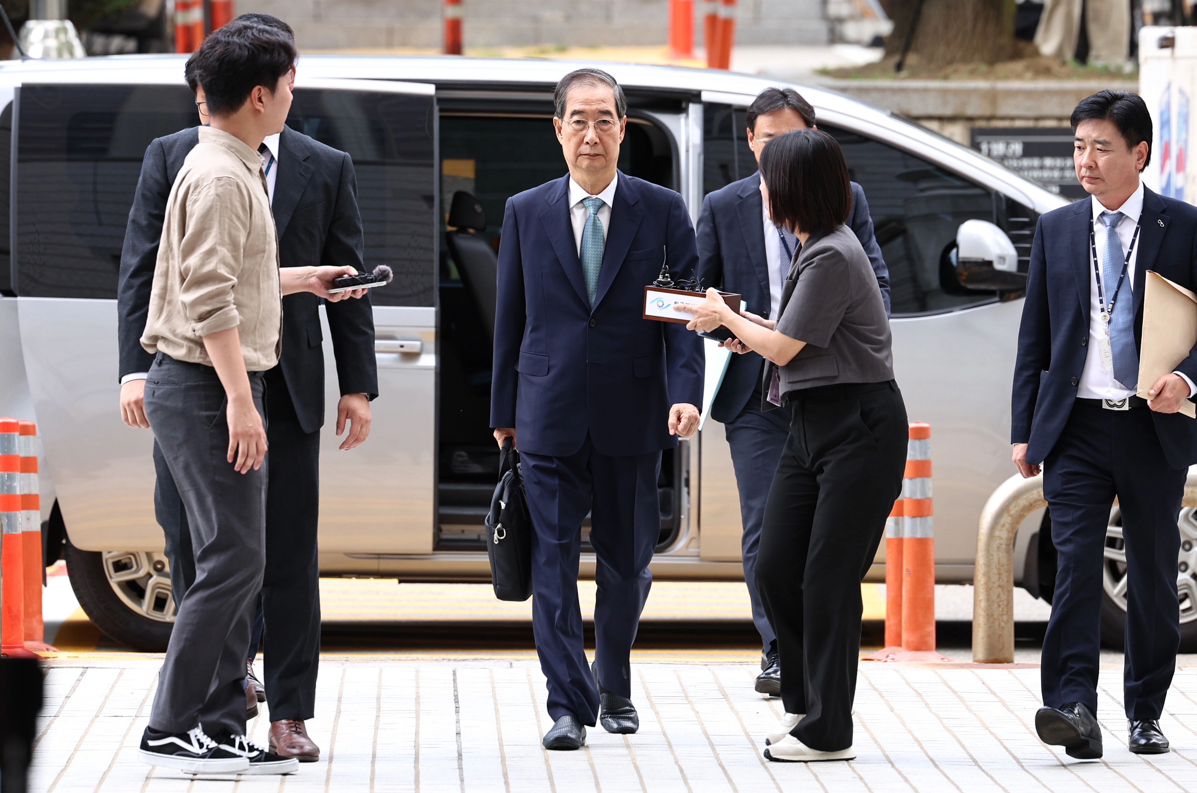 12·3 비상계엄 과정에서 윤석열 전 대통령의 내란 행위를 방조한 혐의를 받는 한덕수 전 국무총리가 27일 오후 서초구 서울중앙지법에서 열리는 구속 전 피의자 심문(영장실질심사)에 출석하고 있다. 2025.8.27 뉴스1
