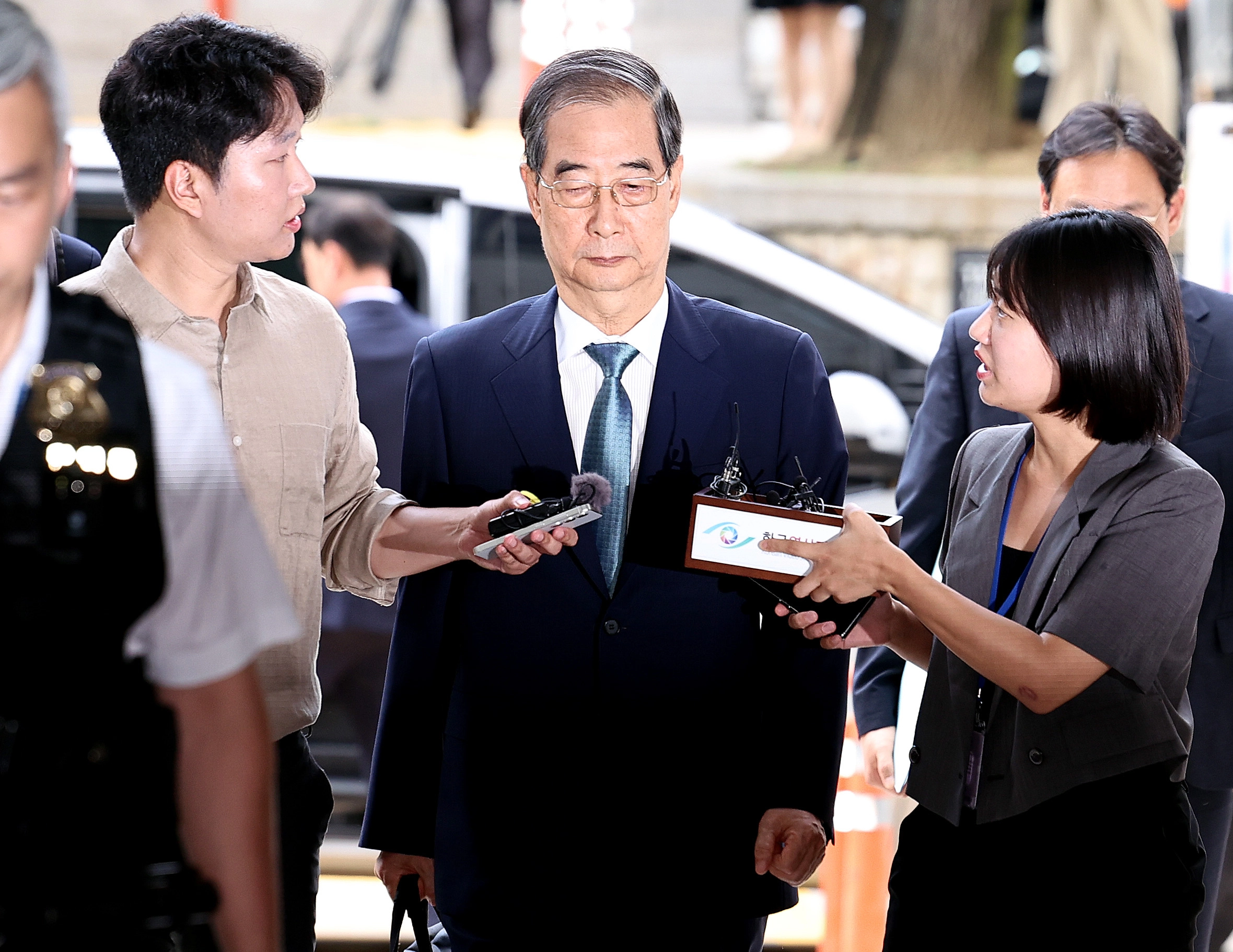 12·3 비상계엄 과정에서 윤석열 전 대통령의 내란 행위를 방조한 혐의를 받는 한덕수 전 국무총리가 27일 오후 서초구 서울중앙지법에서 열리는 구속 전 피의자 심문(영장실질심사)에 출석하고 있다. 2025.8.27 뉴스1