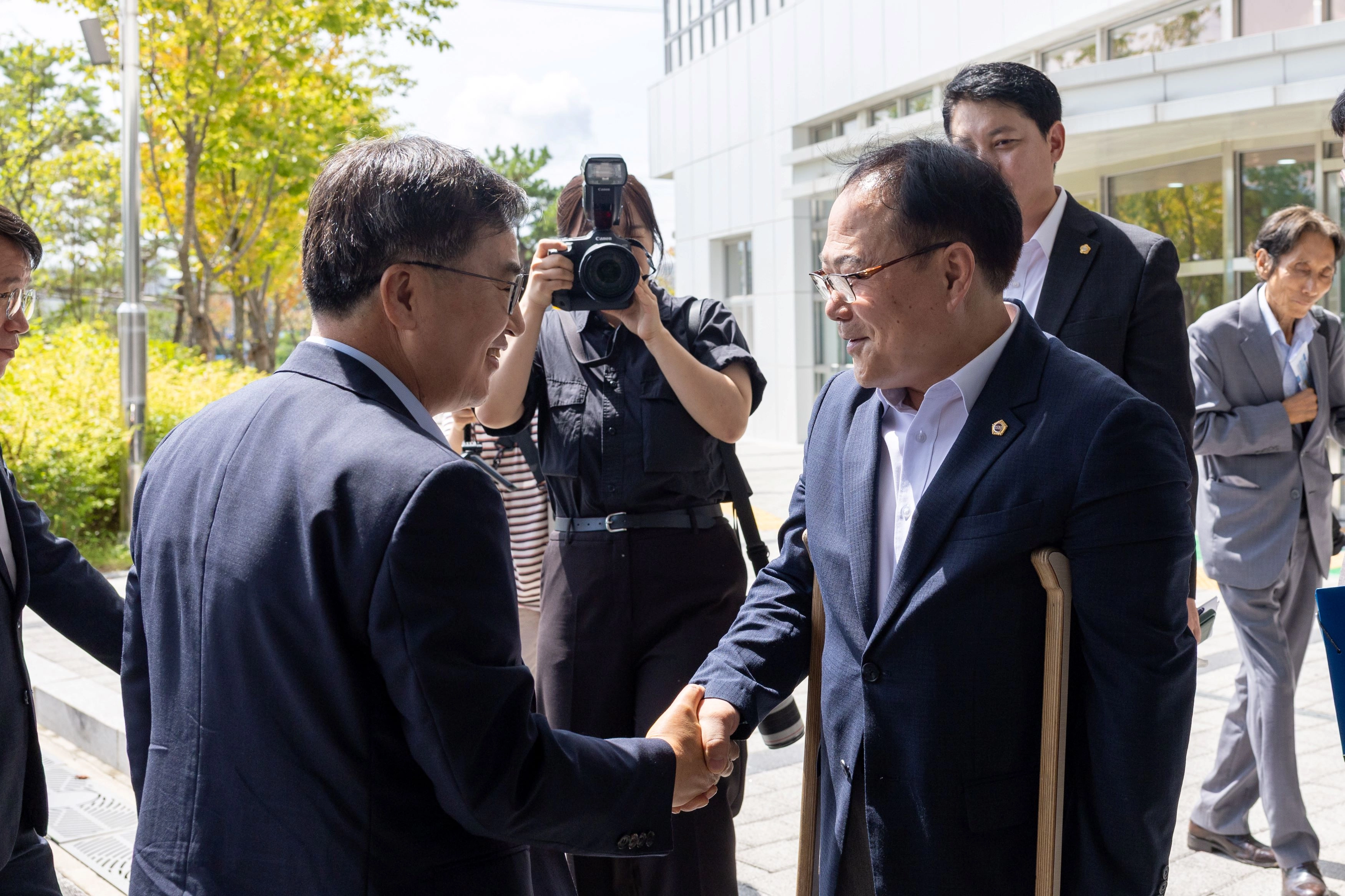 박재용 의원이 경기도 ‘달달버스’ 민생투어 두 번째 일정으로 양주를 찾은 김동연 경기도지사와 만나 감사 인사를 전하며 악수하고 있다. (사진=경기도의회)