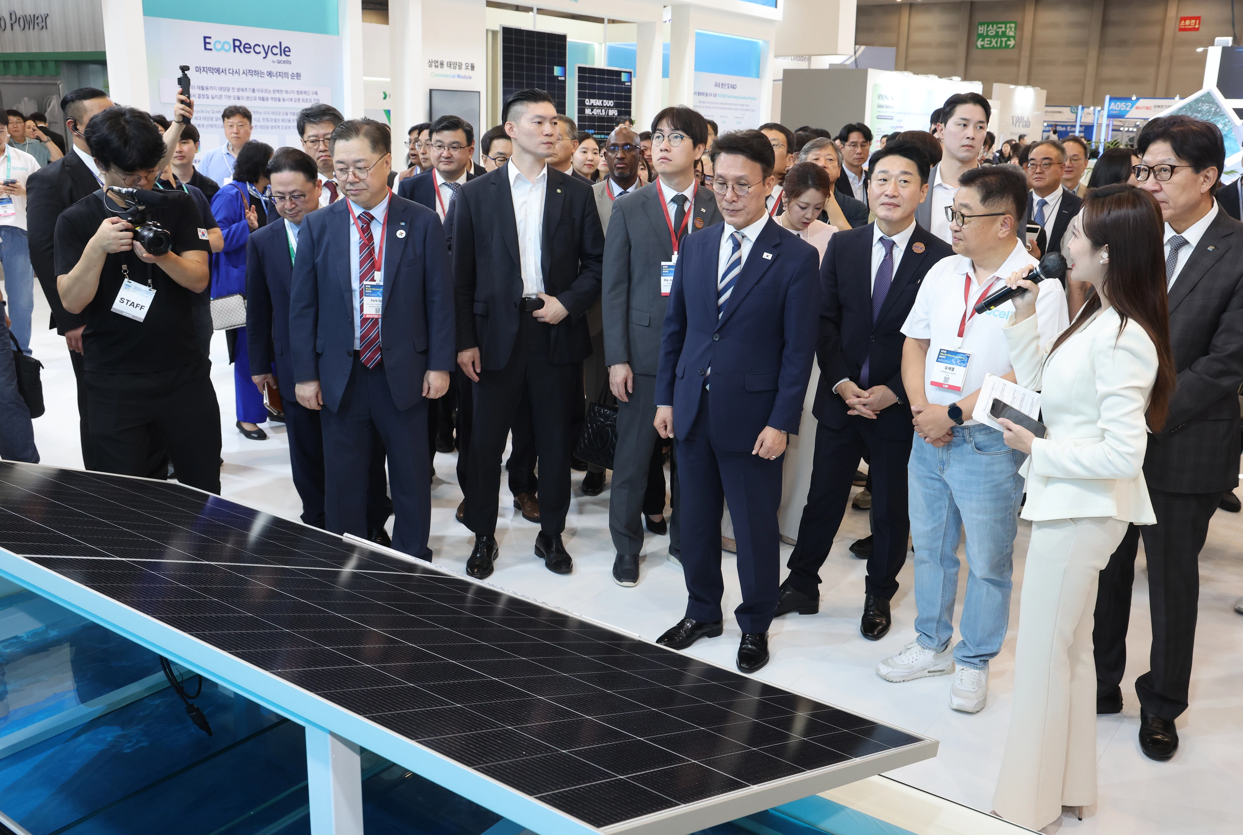 ‘2025 기후산업국제박람회(WCE)’ 참석한 김민석 총리  ‘2025 기후산업국제박람회(WCE)’ 참석한 김민석 총리
    (부산=연합뉴스) 강선배 기자 = 김민석 국무총리 등이 27일 부산 해운대구 벡스코 제1전시장에서 열린 2025 기후산업국제박람회에 참석해 참가업체 전시 부스를 둘러보고 있다.
    29일까지 열리는 이번 박람회는 ‘에너지 포 에이아이 엔드 에이아이 포 에너지(Energy for AI & AI for Energy)’를 주제로 기후 에너지 분야 540개의 기업이 최신기술과 제품 등을 선보인다. 2025.8.27 
    sbkang@yna.co.kr
(끝)


<저작권자(c) 연합뉴스, 무단 전재-재배포, AI 학습 및 활용 금지>