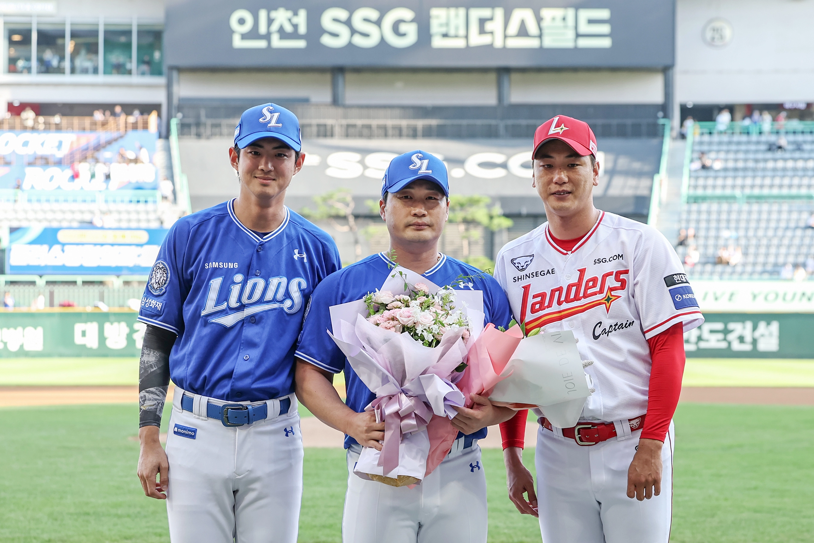 삼성 라이온즈 오승환이 7일 인천 SSG랜더스필드에서 열린 2025 KBO리그 정규시즌 SSG 랜더스와의 원정 경기를 앞두고 양팀의 주장 구자욱(왼쪽)과 김광현으로부터 꽃다발을 선물 받고 있다. 뉴스1