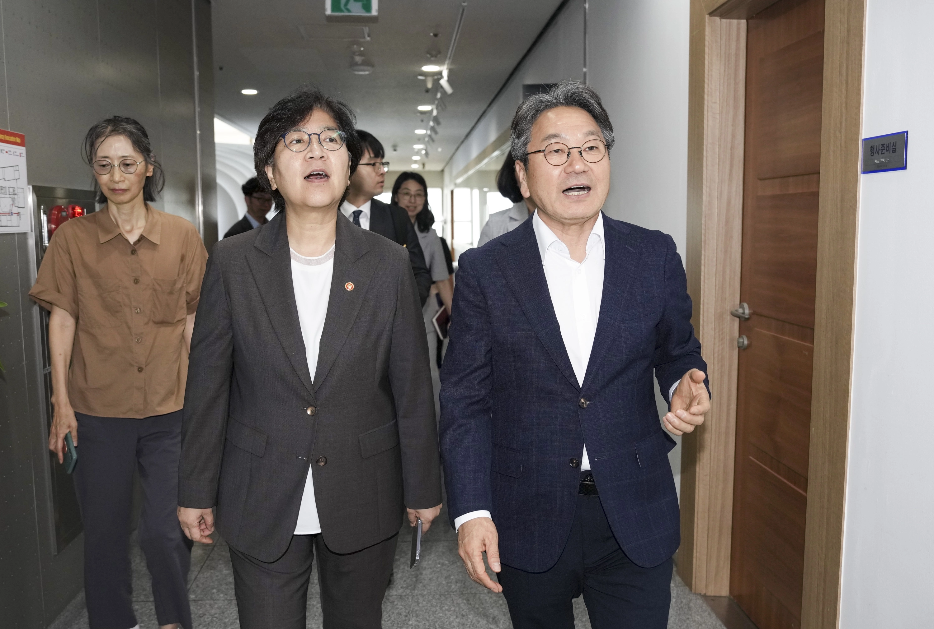 강 시장이 지난 6일 오후 광주다움 통합돌봄 정책 현장간담회 참석을 위해 시청을 방문한 정은경 보건복지부 장관과 함께 이동하고 있다.
광주광역시 제공