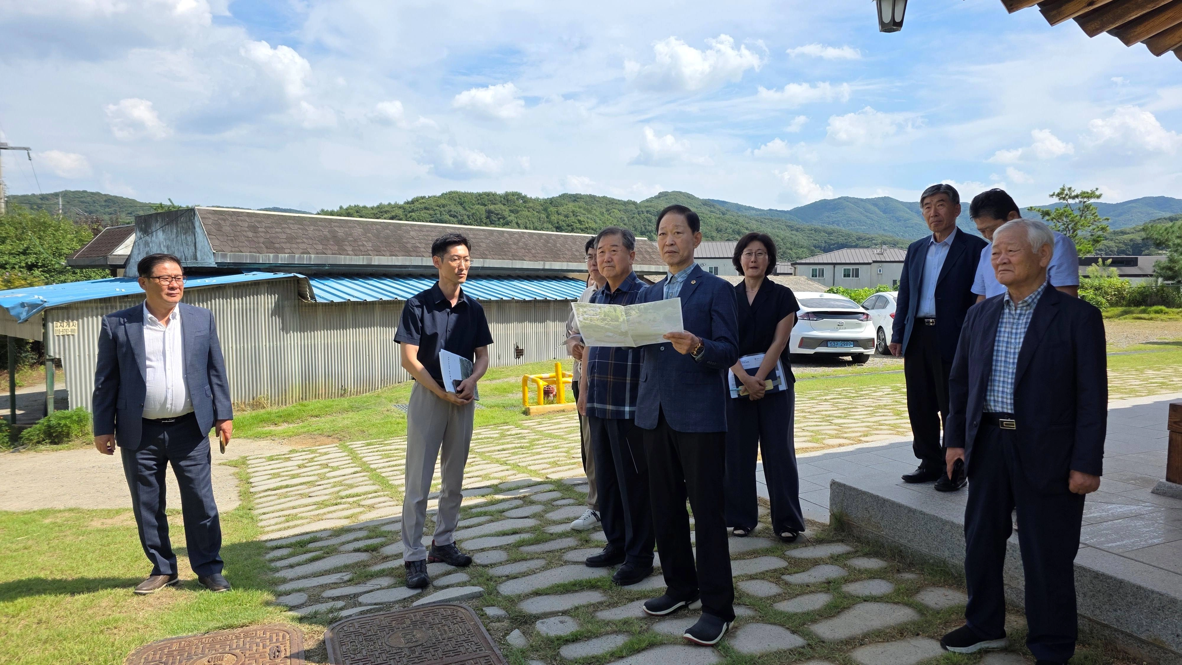 윤재영 의원이 8월 27일 용인 충렬서원에서 관계자들과 함께 지정구역과 시설을 둘러보며 문화재 보존 상태와 향후 정비계획을 점검하고 있다. (사진=경기도의회)