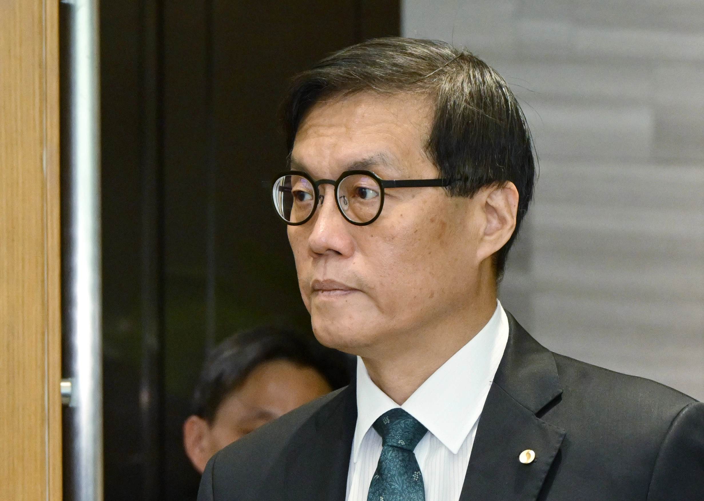 금통위  이창용 한국은행 총재가 28일 서울 중구 한국은행에서 열린 금융통화위원회에서 입장하고 있다. 2025.08.28 사진공동취재단