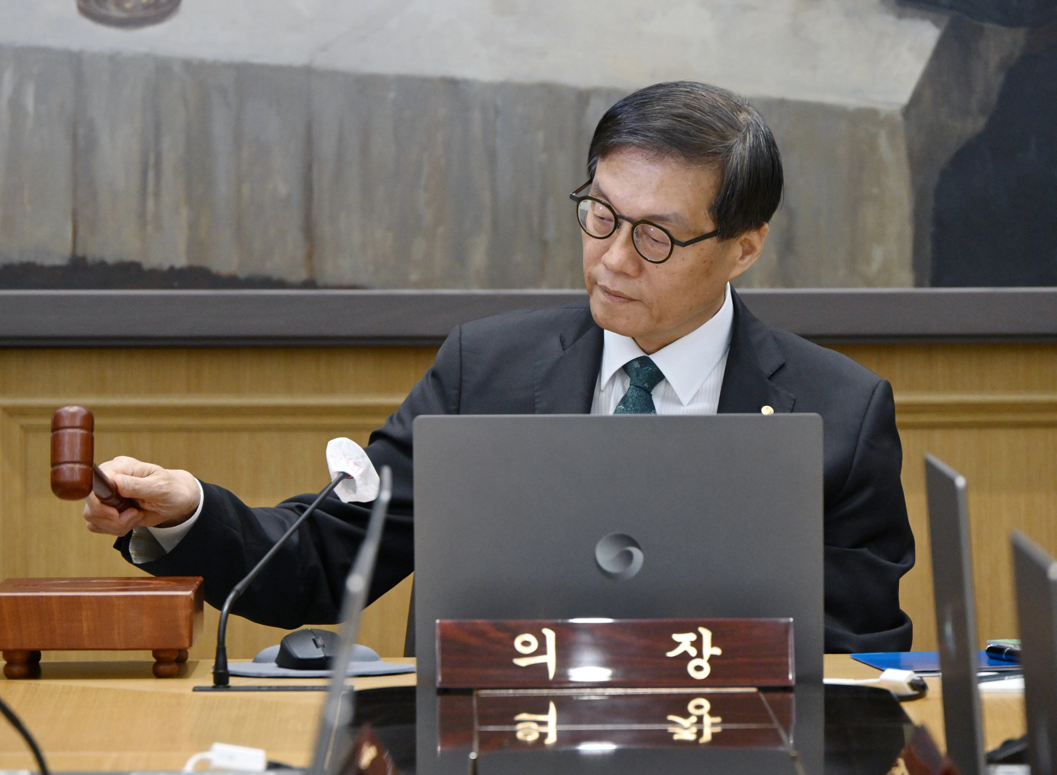 금통위  이창용 한국은행 총재가 28일 서울 중구 한국은행에서 열린 금융통화위원회에서 의사봉을 두드리고 있다. 2025.08.28 사진공동취재단