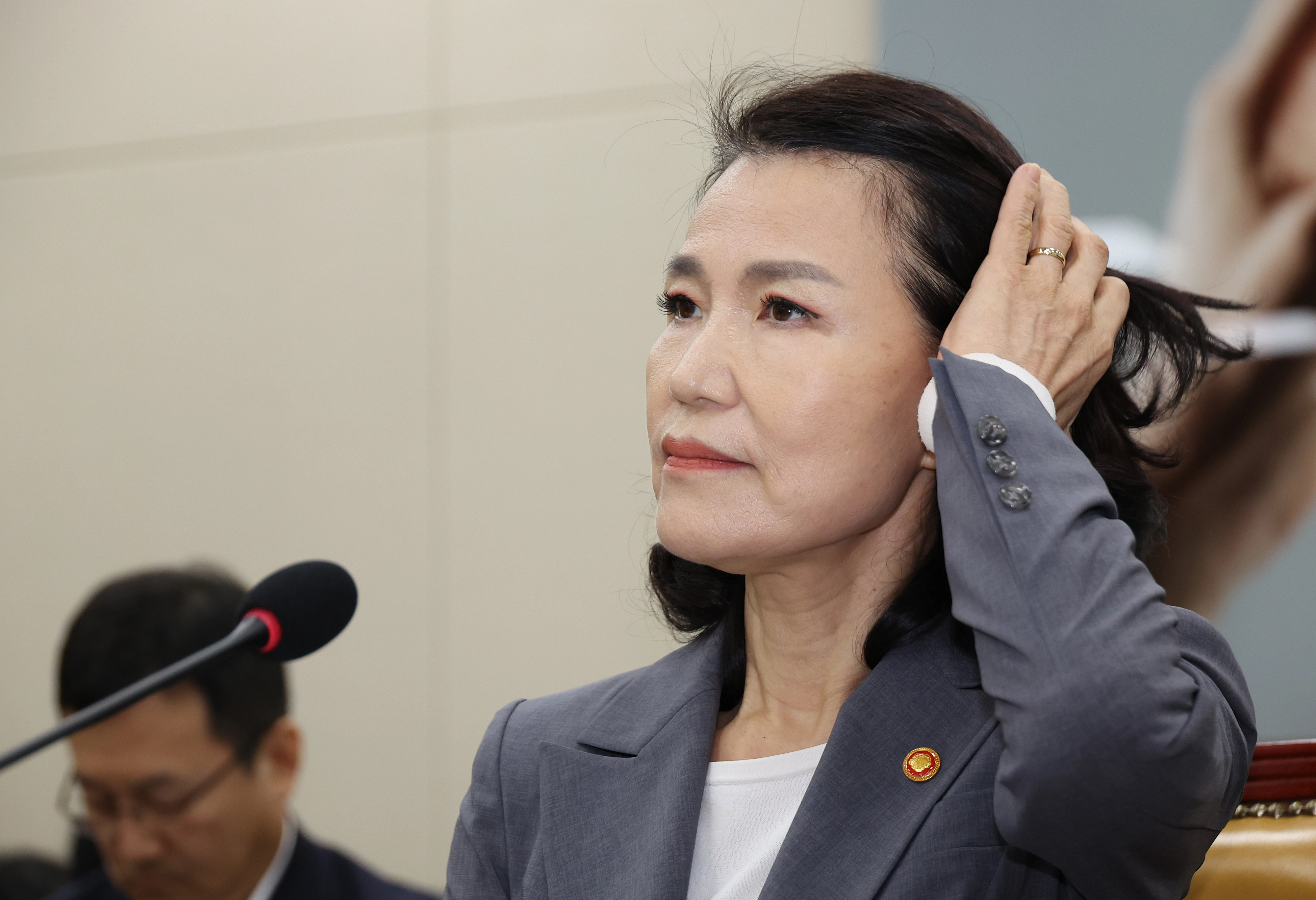 발언 듣는 이진숙 방송통신위원장  20일 서울 여의도 국회에서 열린 과학기술정보방송통신위원회 전체회의에서 이진숙 방송통신위원장이 질의에 답변한 뒤 의원들의 발언을 듣고 있다. 2025.8.20 연합뉴스