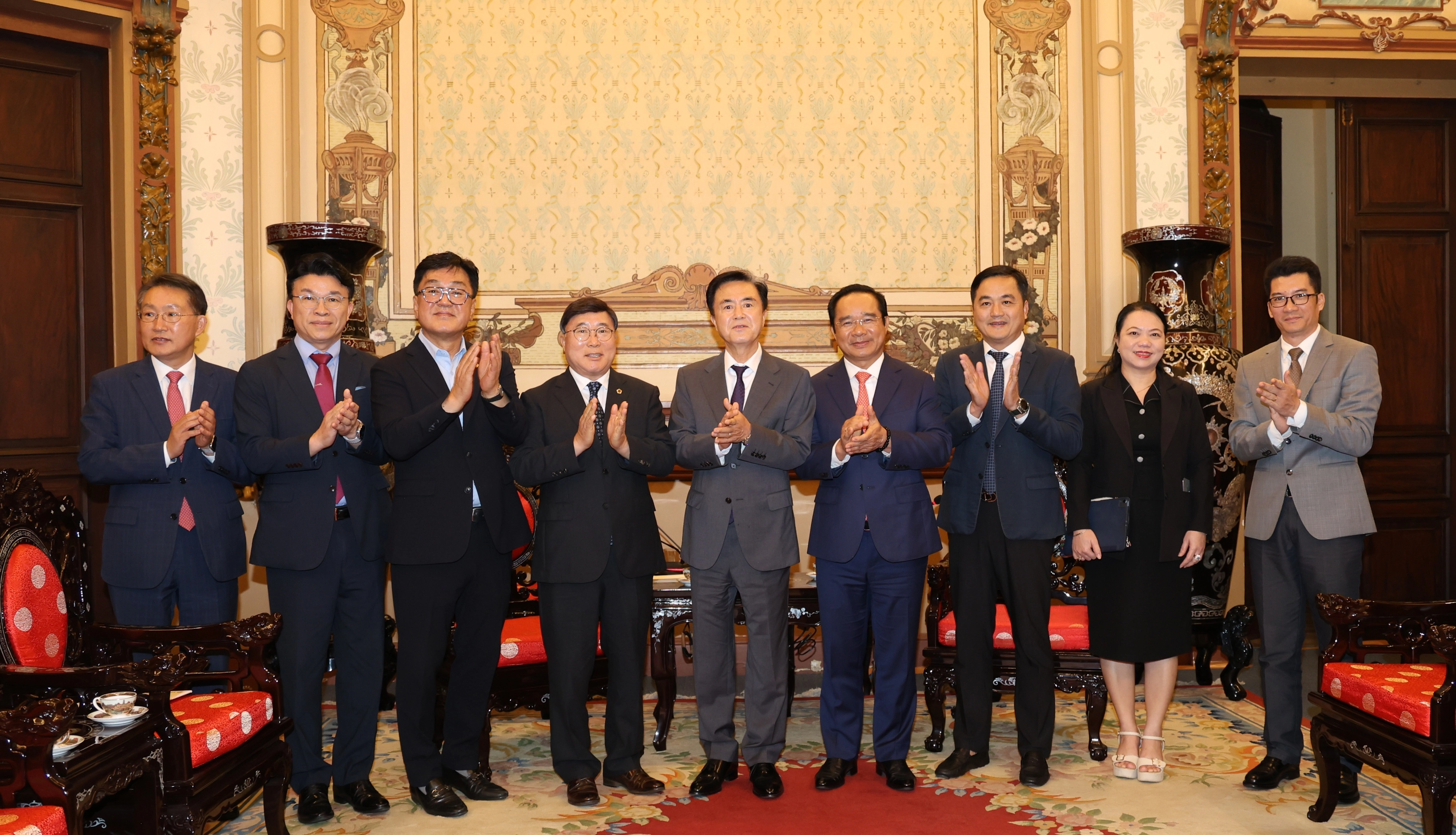 김태흠 충남지사 등 충남도 방문단이 베트남 호치민시청에서 응우옌 반 득 호치민시 인민위원장 등과 기념 사진을 촬영하고 있다. 도 제공