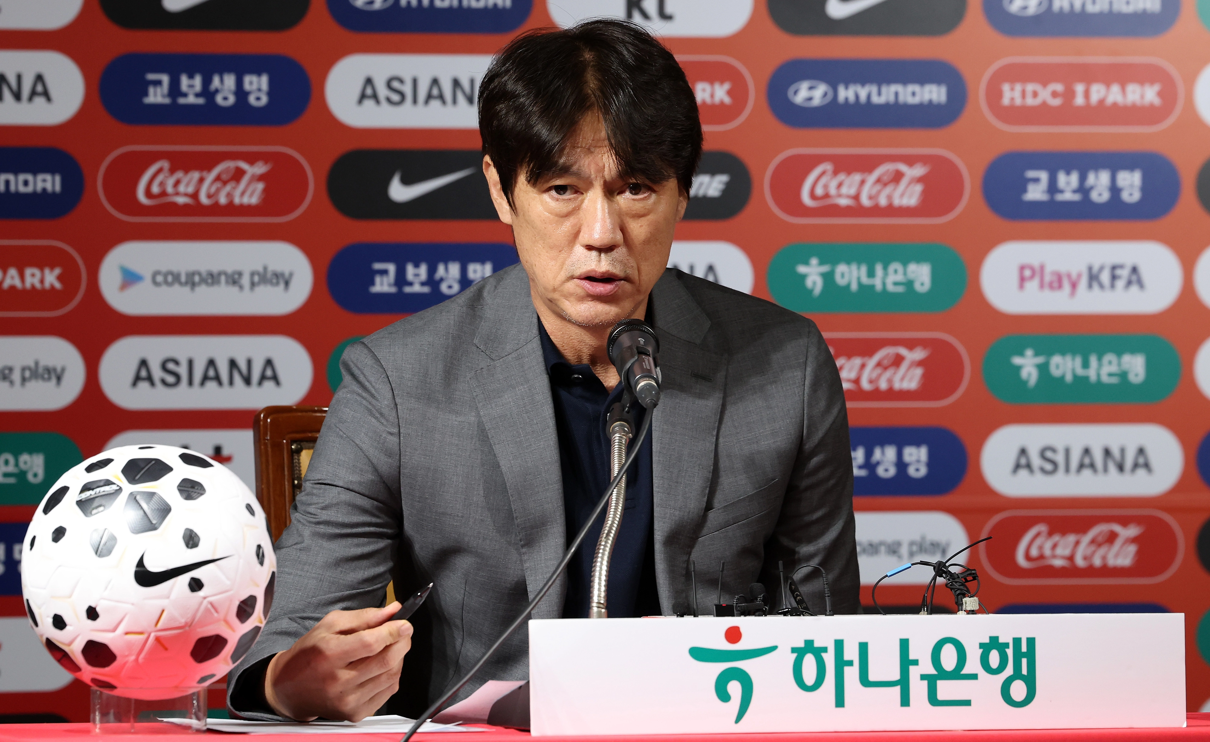 홍명보 한국 축구 국가대표팀 감독이 25일 서울 축구회관에서 9월 A매치 2연전에 나설 26명을 발표하고 있다. 연합뉴스