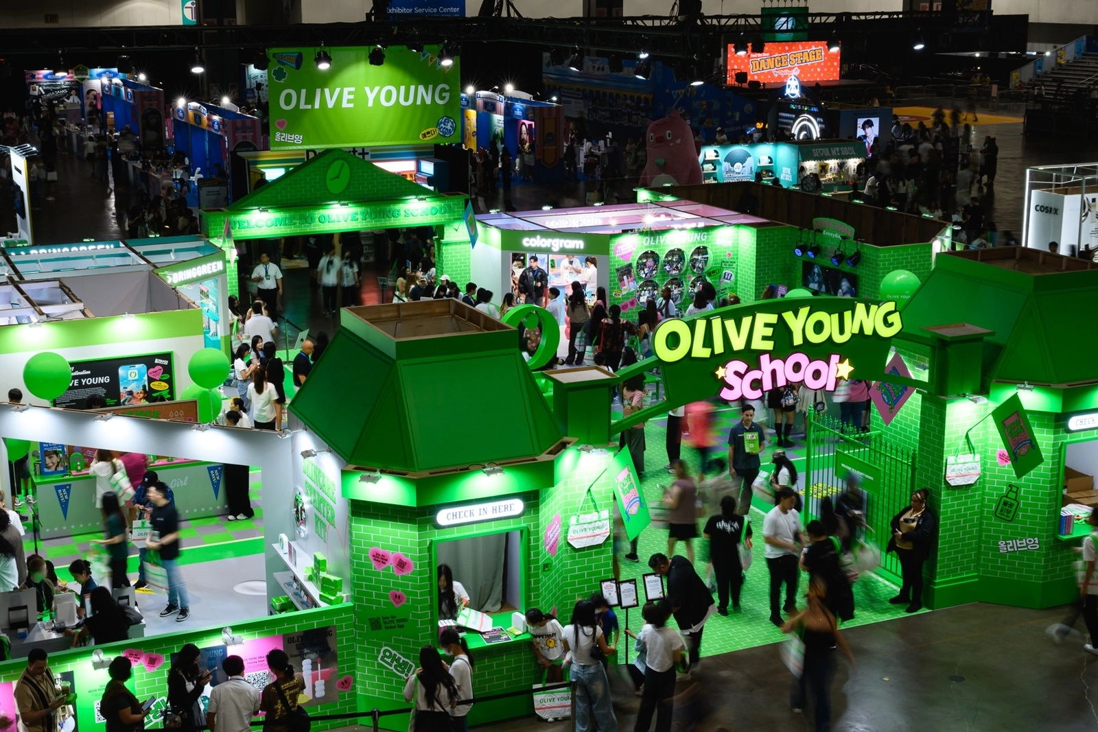 CJ올리브영이 66개 K뷰티 브랜드와 함께 꾸린 ‘KCON LA 2025’ 올리브영 부스가 현지 관람객들로 북적이고 있다. CJ올리브영 제공