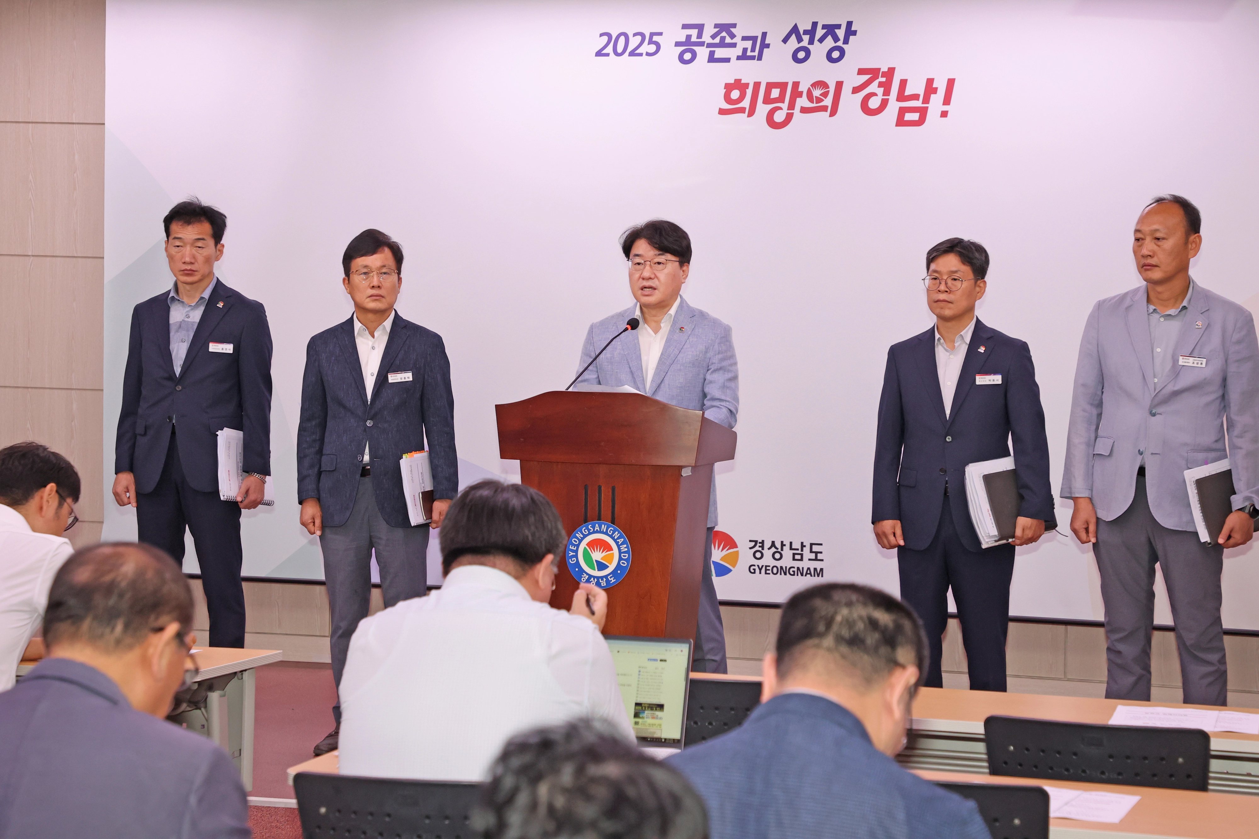 경남도 농정국이 28일 도청 프레스센터에서 ‘딸기육묘·축산농가 경영안정 회복 지원’ 대책을 발표하고 있다. 2025.8.28. 경남도 제공