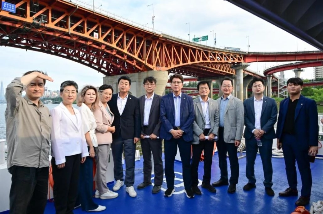 지난 27일 한강버스와 여의도선착장에 대한 현장점검을 실시한 ​서울시의회 더불어민주당(대표의원 성흠제)
