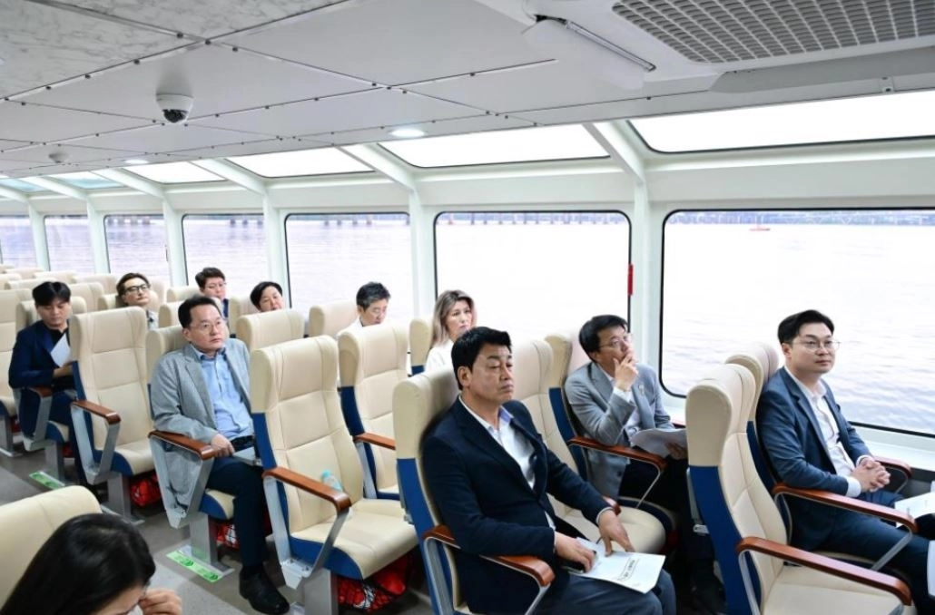 한강버스를 직접 타보는 서울시의회 더불어민주당(대표의원 성흠제)