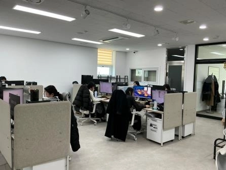 글로벌웹툰허브센터에 입주를 마친 웹툰 기업 관계자들이 근무 하고 있다.
