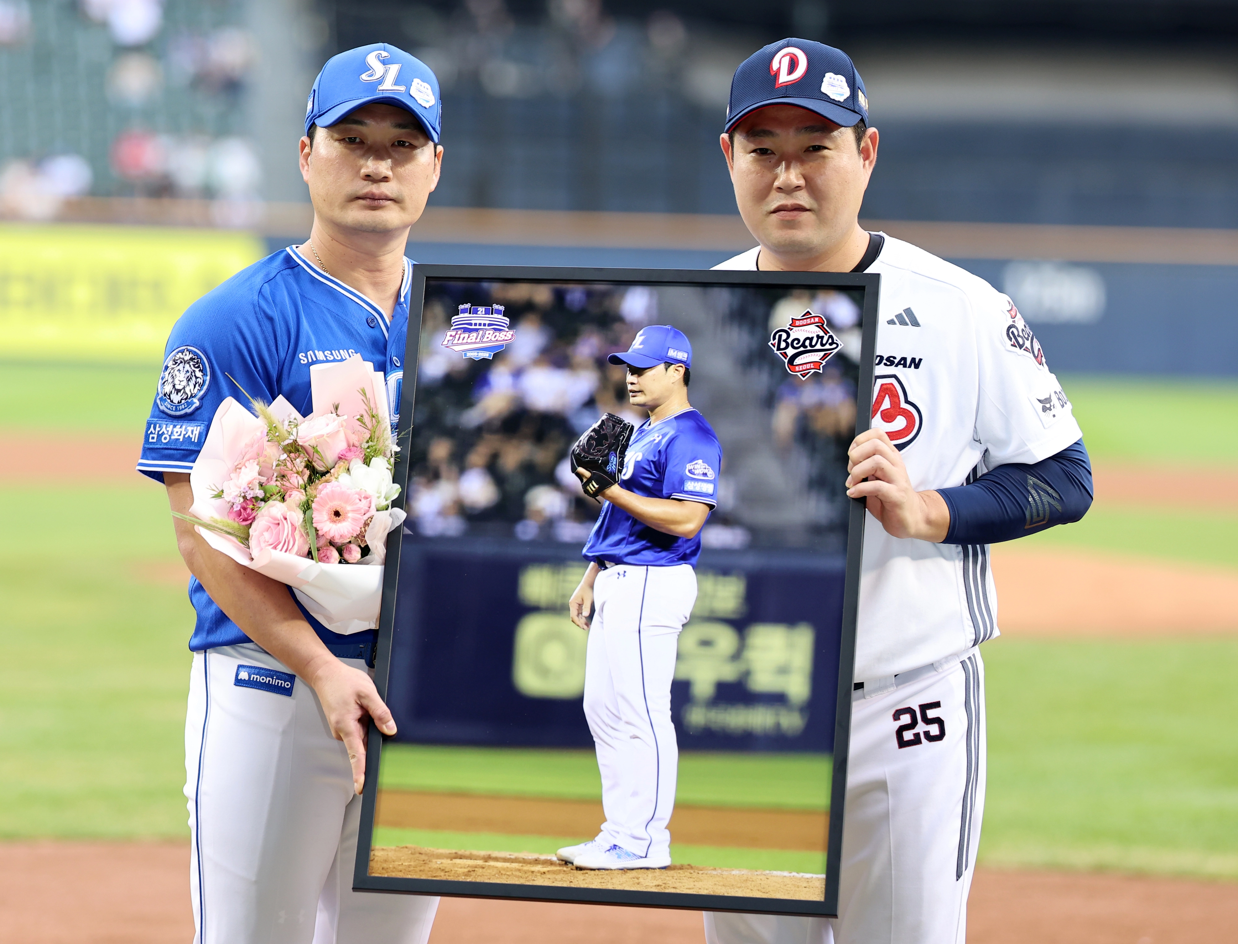 삼성 라이온즈 오승환이 서울 잠실야구장에서 2025 KBO리그 정규시즌 두산 베어스와의 원정 경기를 앞두고 열린 은퇴 투어에서 양의지에게 축하받고 있다. 연합뉴스