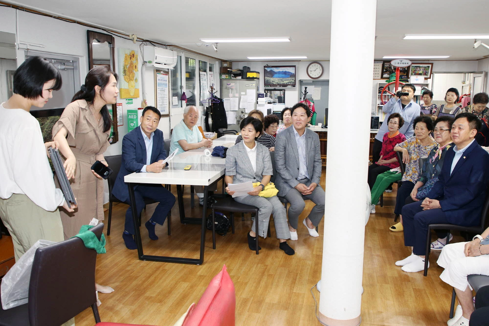 복지건설위원회(왼쪽 세 번째 송재천 위원장) 위원들과 윤판오 의장이 약수경로당을 방문해 관계자에게 공사 추진 현황을 듣고 있다. 중구의회 제공