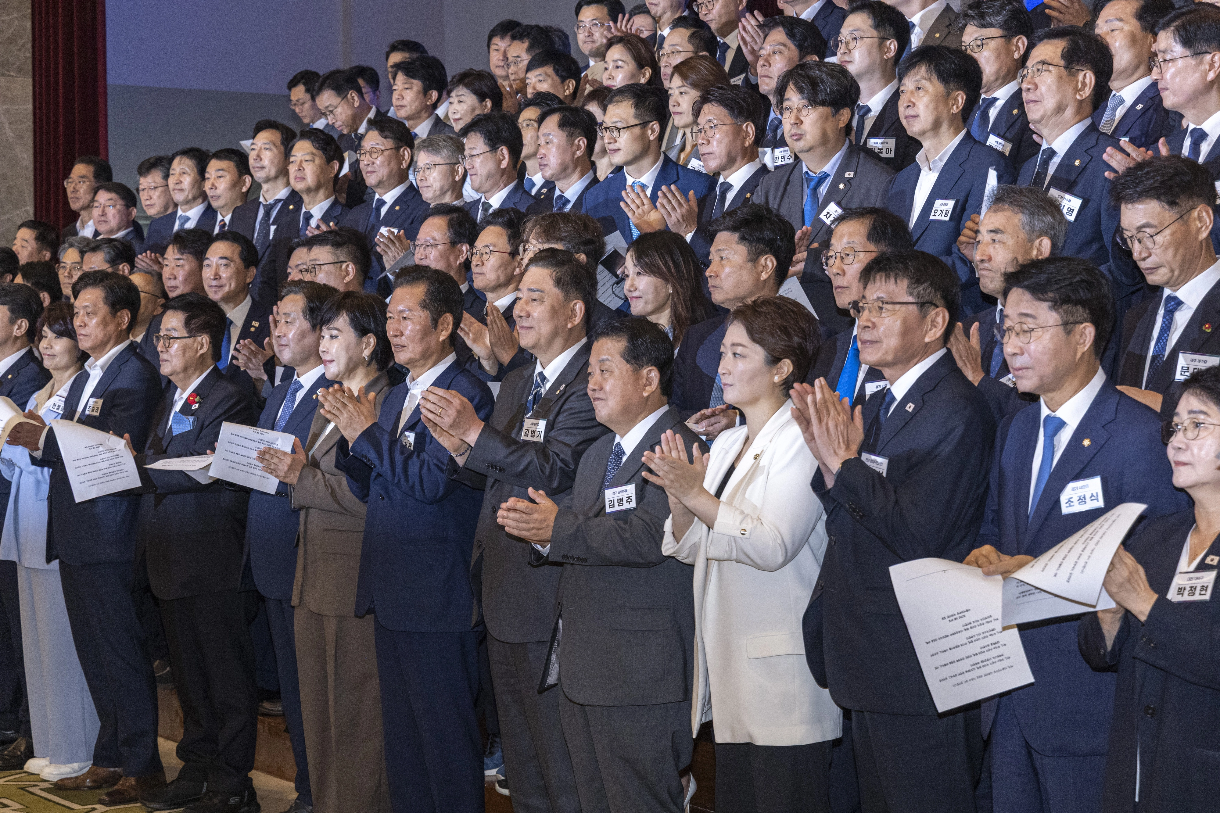 더불어민주당 정청래 대표와 김병기 원내대표를 비롯한 소속 의원들이 29일 인천 파라다이스시티 컨벤션에서 열린 2025 정기국회 더불어민주당 의원단 워크숍에서 결의문을 채택한 뒤 박수를 치고 있다. 2025.8.29 연합뉴스