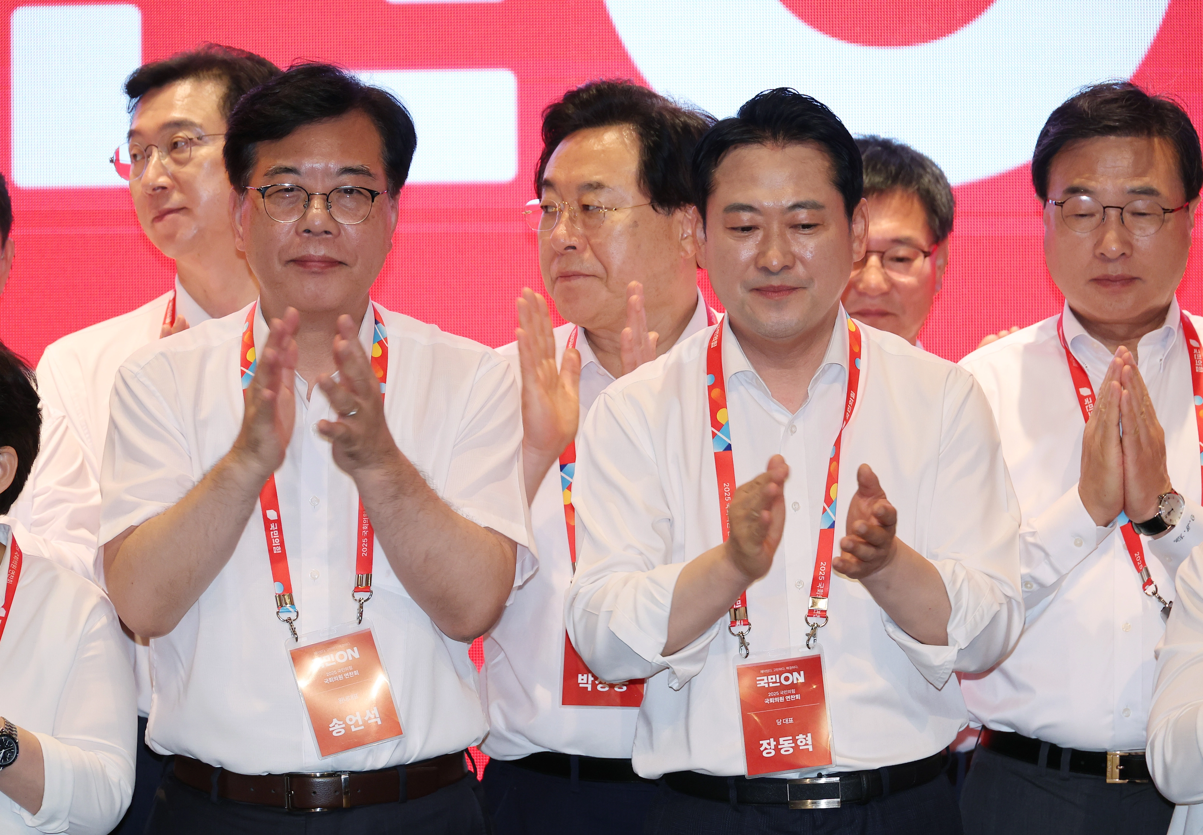 박수치는 장동혁 대표, 송언석 원내대표  29일 인천국제공항공사 항공교육원에서 열린 2025 국민의힘 국회의원 연찬회에서 장동혁 대표, 송언석 원내대표 등 의원들이 결의문을 발표한 뒤 박수치고 있다. 2025.8.29 연합뉴스
