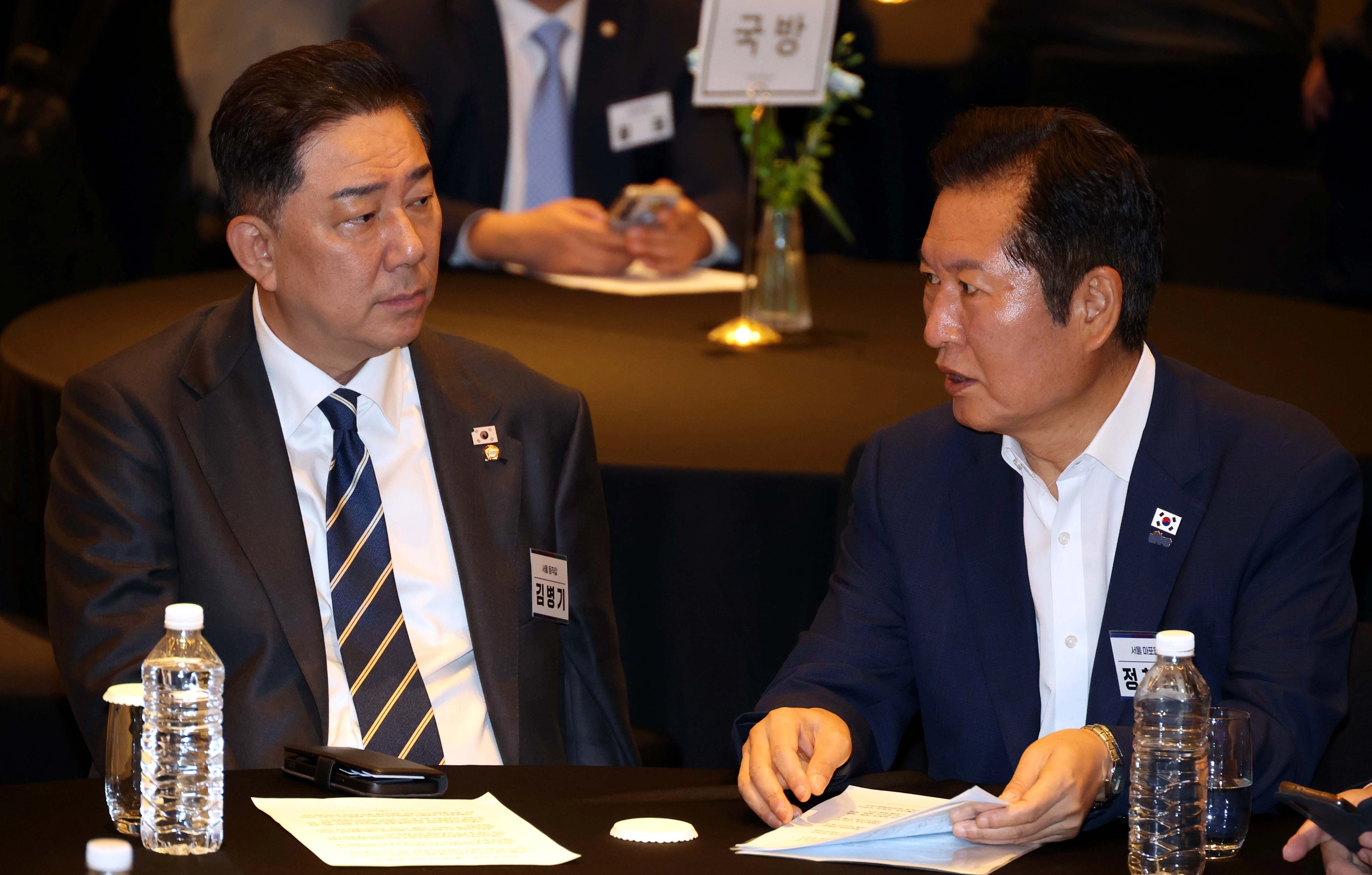 정청래 더불어민주당 대표와 김병기 원내대표가 29일 인천 중구 파라다이스시티 컨벤션센터에서 열린 2025년 정기국회 대비 민주당 국회의원 워크숍에서 대화를 하고 있다. 2025.08.29. 뉴시스