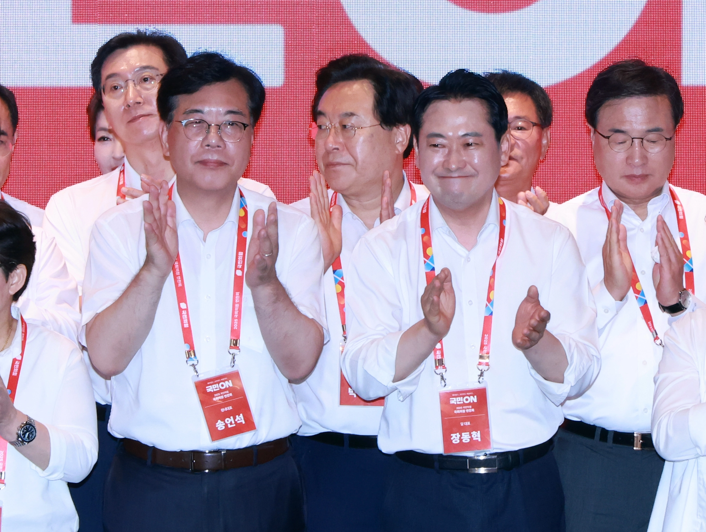 결의문 발표 마친 장동혁-송언석  장동혁 국민의힘 대표와 송언석 원내대표가 29일 오전 인천 중구 인천국제공항공사 항공교육원에서 열린 2025 국민의힘 국회의원 연찬회에서 결의문 발표를 마친 후 박수를 치고 있다. 2025.08.29. 뉴시스