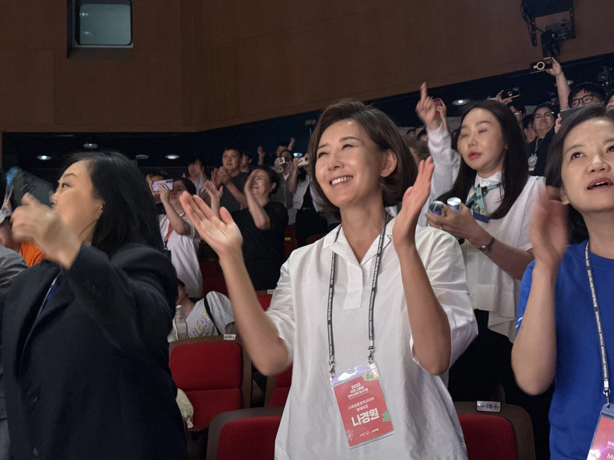나경원  Together We Can!  나경원 국민의힘 의원이 11일 스페셜올림픽코리아(SOK) 뮤직&아트 페스티벌에서 참가자들과 박수치고 있다. 나경원 의원 페이스북