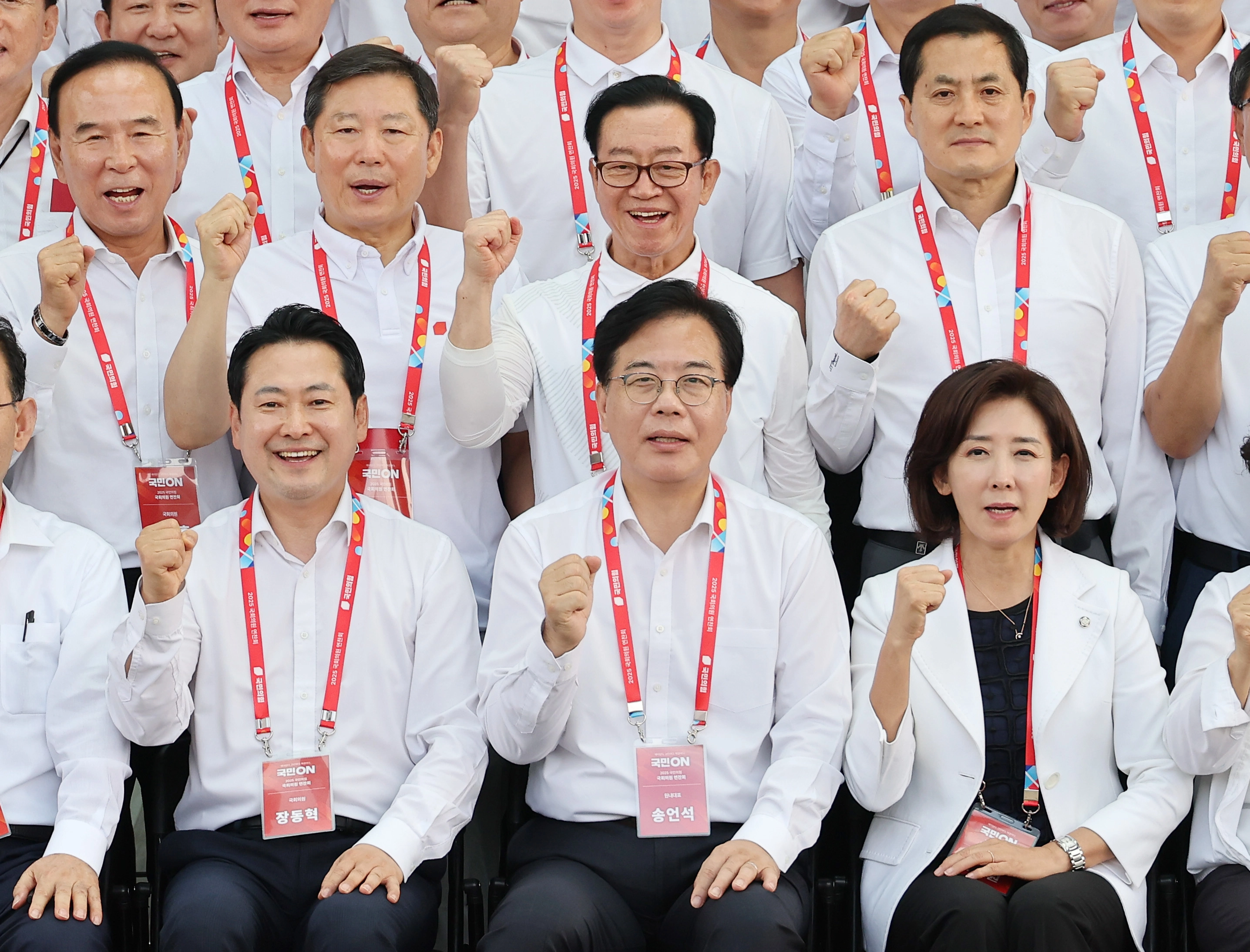 기념촬영하는 장동혁-송언석-나경원  28일 인천국제공항공사 항공교육원에서 열린 2025 국민의힘 국회의원 연찬회에서 장동혁 대표, 송언석 원내대표, 나경원 의원 등 참석자들이 기념촬영을 하고 있다. 연합뉴스