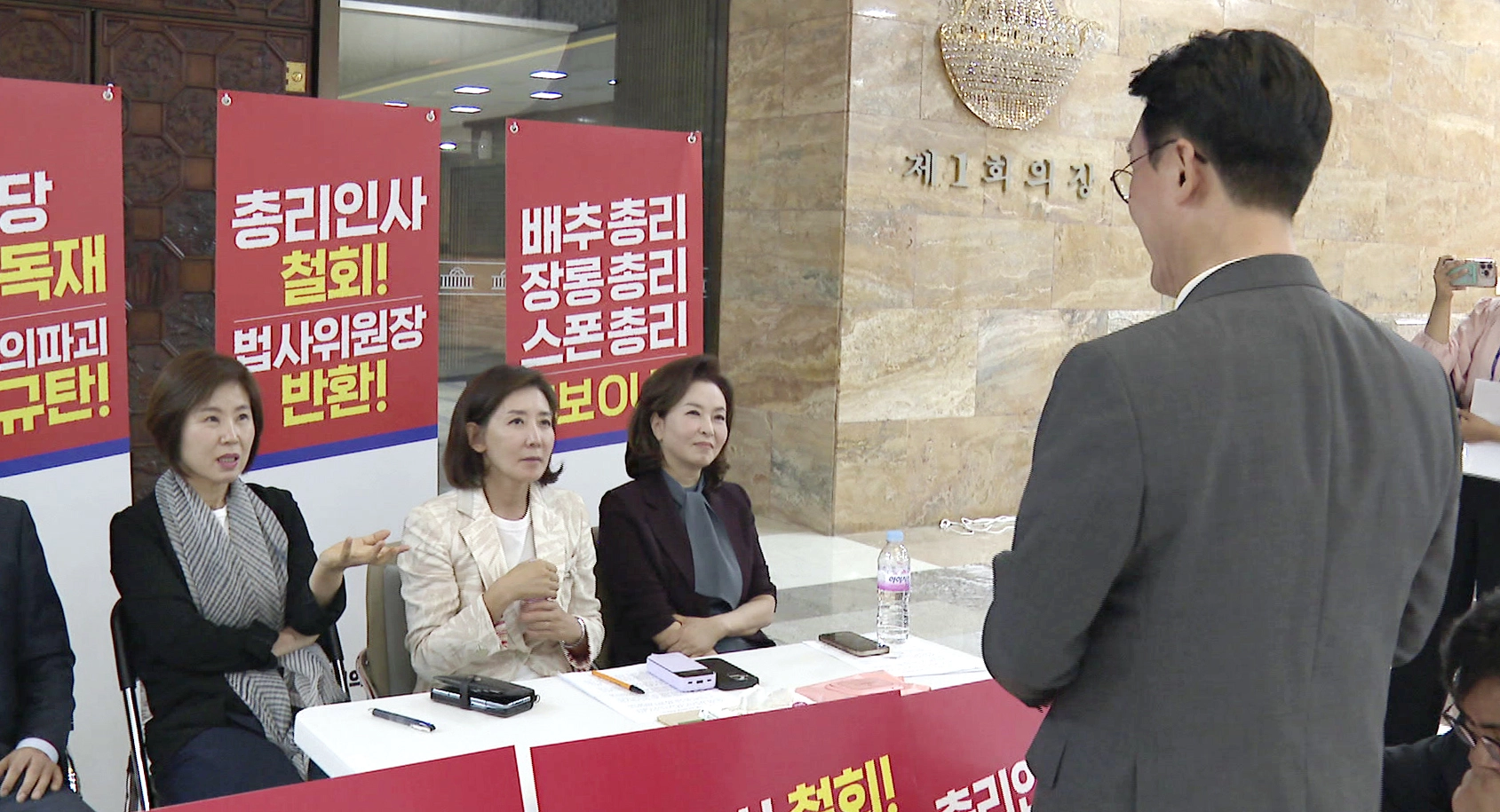 나경원 의원 만난 김민석 국무총리 후보자  김민석 국무총리 후보자가 6월 30일 서울 여의도 국회 로텐더홀에서 총리 지명 철회 등을 촉구하며 나흘째 국회 본청에서 농성 중인 국민의힘 나경원 의원을 만나 대화하고 있다. 연합뉴스