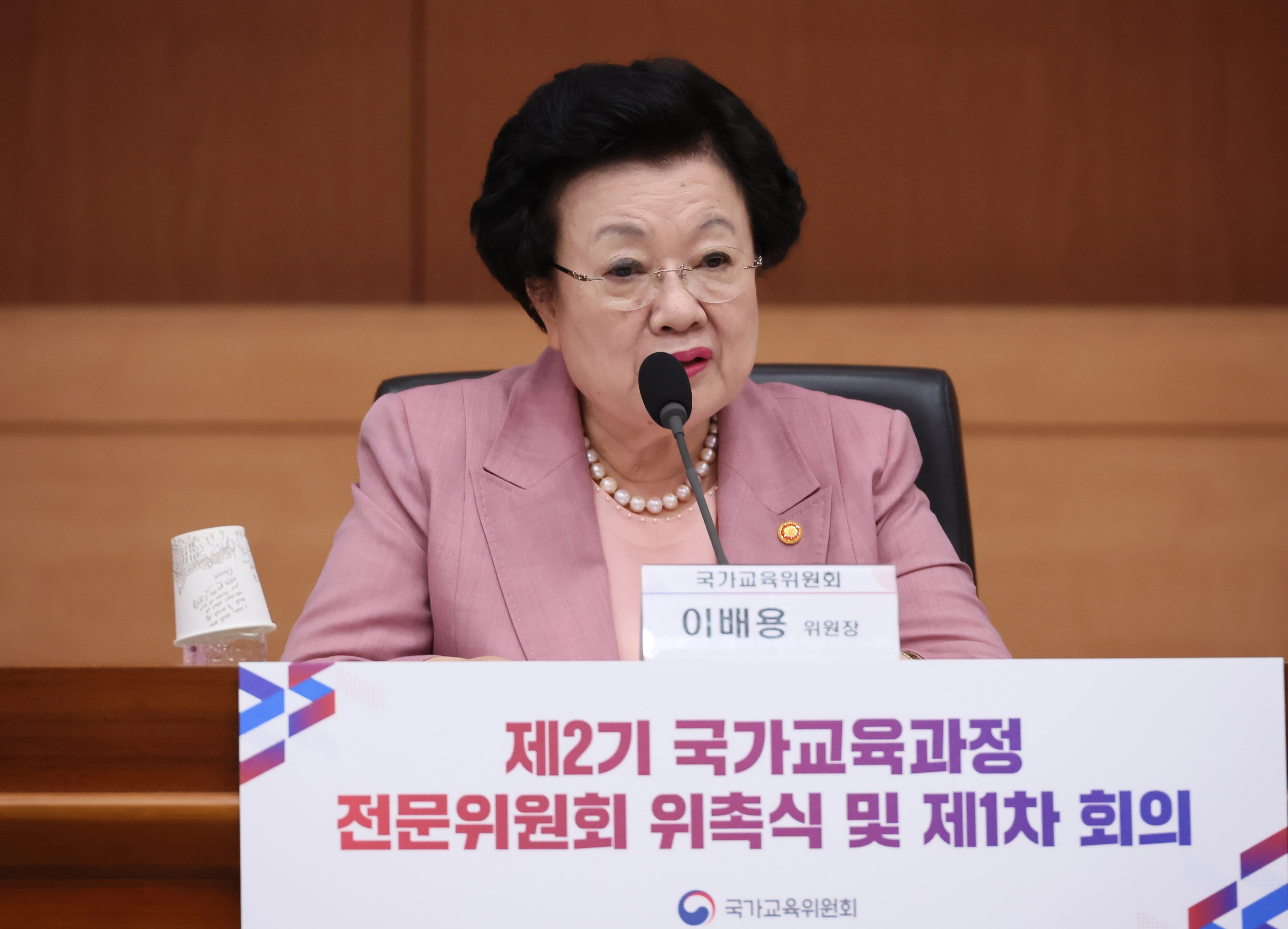 국교위 ‘2기 국가교육과정 전문위’ 위촉.. 첫 회의 개최  이배용 국가교육위원장이 지난 6월 30일 서울 종로구 정부서울청사 별관 국제회의실에서 열린 제2기 국가교육과정 전문위원회 위촉식 및 1차 회의에서 환영사를 하고 있다. 
연합뉴스