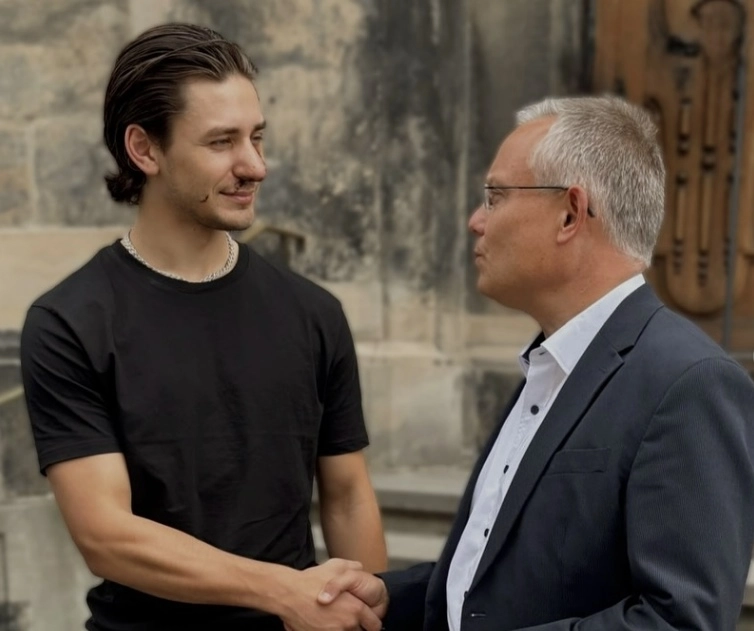 미국에서 응급구조사와 모델로 일하는 존 루닷(왼쪽·21)이 지난 24일(현지시간) 독일 드레스덴을 여행하던 중 트램에서 흉기 난동을 막다 얼굴에 자상을 입었다. 자료 : 존 루닷 인스타그램