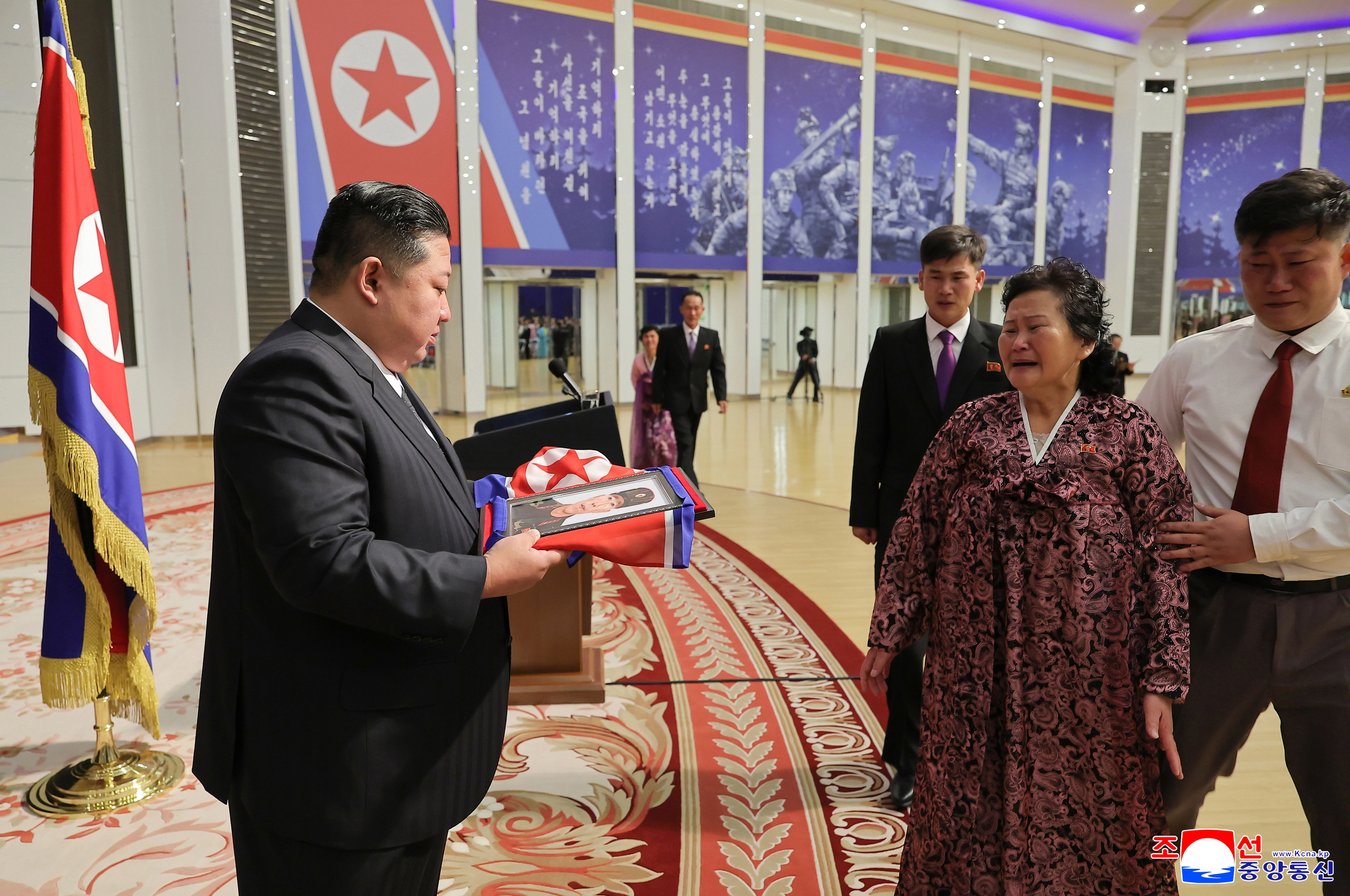 북한 김정은, 러 파병 희생자 유가족들 위로  김정은 북한 국무위원장이 지난 29일 평양 목란관에서 해외군사작전에서 특출한 공훈을 세운 참전열사들의 유가족들을 만나 따뜻이 위로하고 기념사진을 찍었다고 조선중앙통신이 30일 보도했다. 2025.8.30 조선중앙통신 연합뉴스