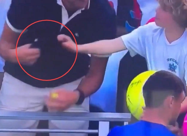 지난 28일(현지시간) 미국 뉴욕에서 열린 US오픈에서 폴란드 테니스 스타 카밀 마이흐르작(아래)이 어린이 팬에게 건넨 모자를 한 남성이 빼앗는 모습. 엑스(X·옛 트위터) 캡처