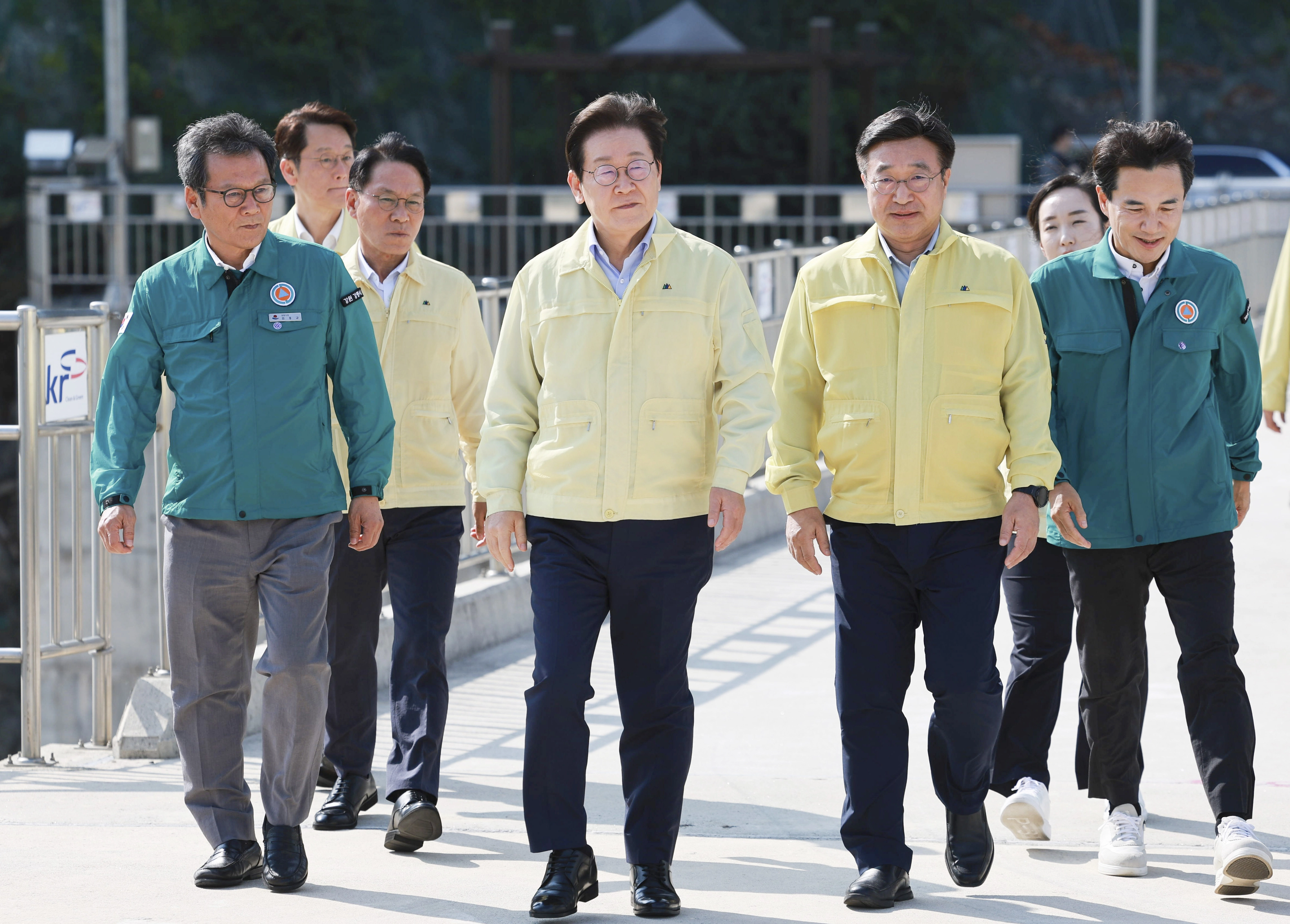 이재명 대통령이 30일 강원 강릉시 성산면 오봉저수지를 방문해 윤호중 행정안전부 장관, 김진태 강원도지사 등과 함께 가뭄 상황을 점검하며 이동하고 있다. 2025.8.30 연합뉴스