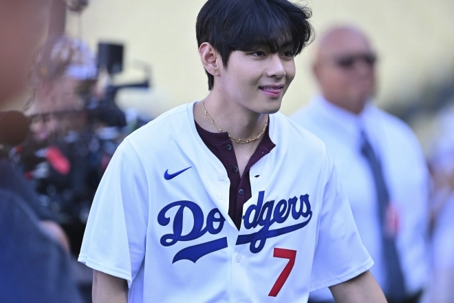 방탄소년단(BTS)의 뷔가 지난 25일(현지 시간) 미 캘리포니아주 로스앤젤레스의 다저 스타디움에서 2025 메이저리그 LA 다저스와 신시내티 레즈와의 경기 전 타격 연습을 지켜보며 장난스런 표정을 짓고 있다. 뷔는 이날 경기에 시구자로 나섰다. 2025.08.26. AP 뉴시스