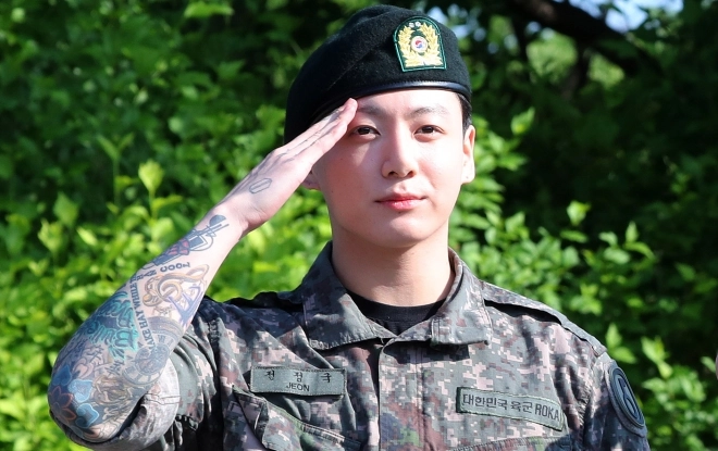육군 현역 복무를 마치고 만기 전역한 그룹 방탄소년단(BTS)의 정국이 지난 11일 경기도 연천군 연천공설운동장에서 취재진을 향해 거수경례하고 있다. 2025.06.11 뉴시스