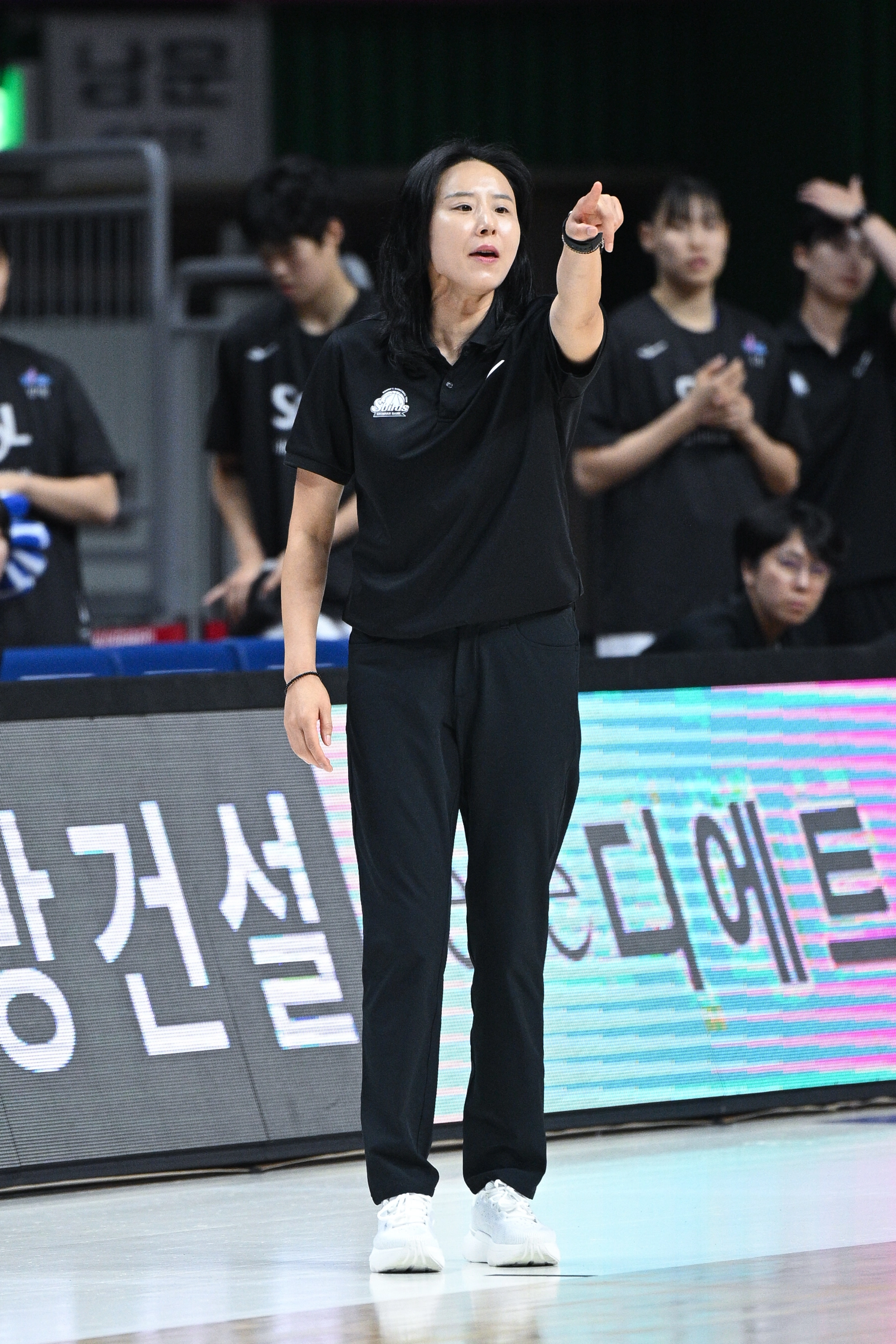최윤아 인천 신한은행 감독이 31일 부산 사직체육관에서 열린 2025 박신자컵 조별리그 B조 덴소 아이리스전에서 작전 지시하고 있다. WKBL 제공