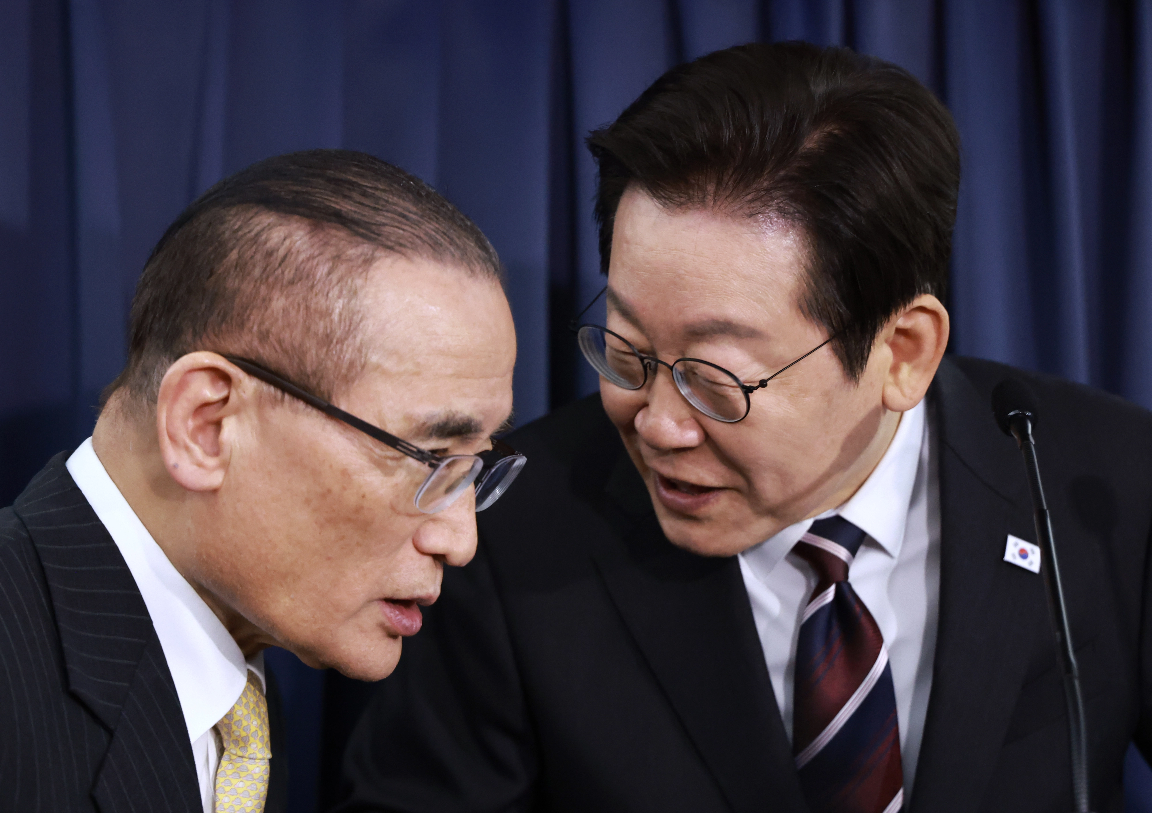 이재명 대통령, 외교안보 참모와의 대화  이재명 대통령과 위성락 국가안보실장이 24일(현지시간) 일본 도쿄 하네다공항 이륙 뒤 한미 정상회담을 위해 미국 워싱턴DC로 향하는 공군 1호기 기내에서 기자간담회를 하며 논의하고 있다. 2025.8.25 연합뉴스