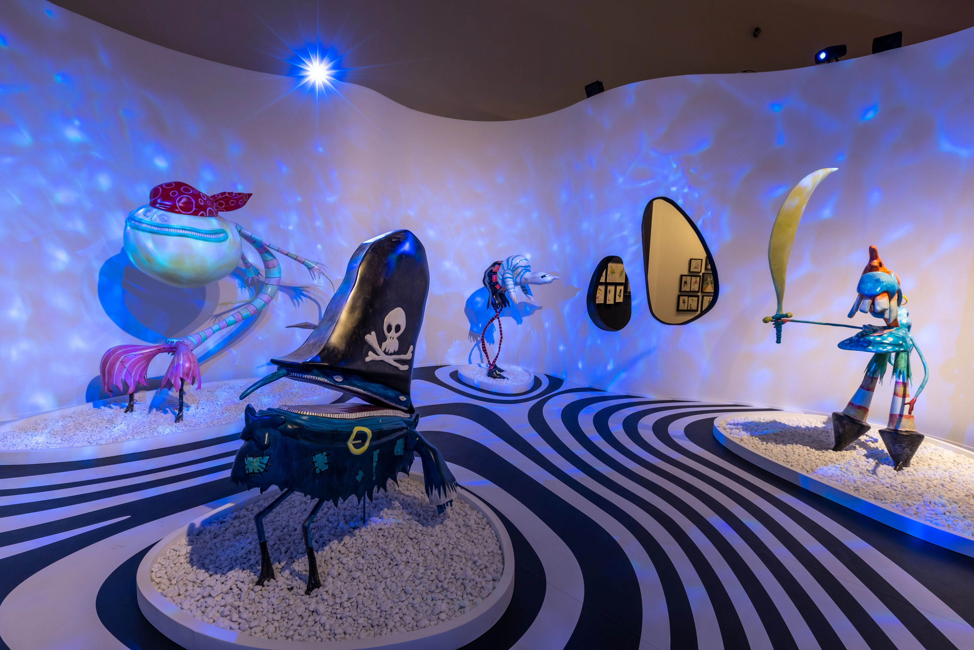 디자인 중심의 전시와 행사를 할 수 있는 서울의 유일한 복합문화공간으로, 세계적인 명품과 디자이너들의 사랑을 받는 동대문디자인플라자(DDP)에서는 매년 유명 전시와 패션쇼가 열린다. 2022년 팀 버턴 특별전이 대표적이다. 
서울디자인재단 제공