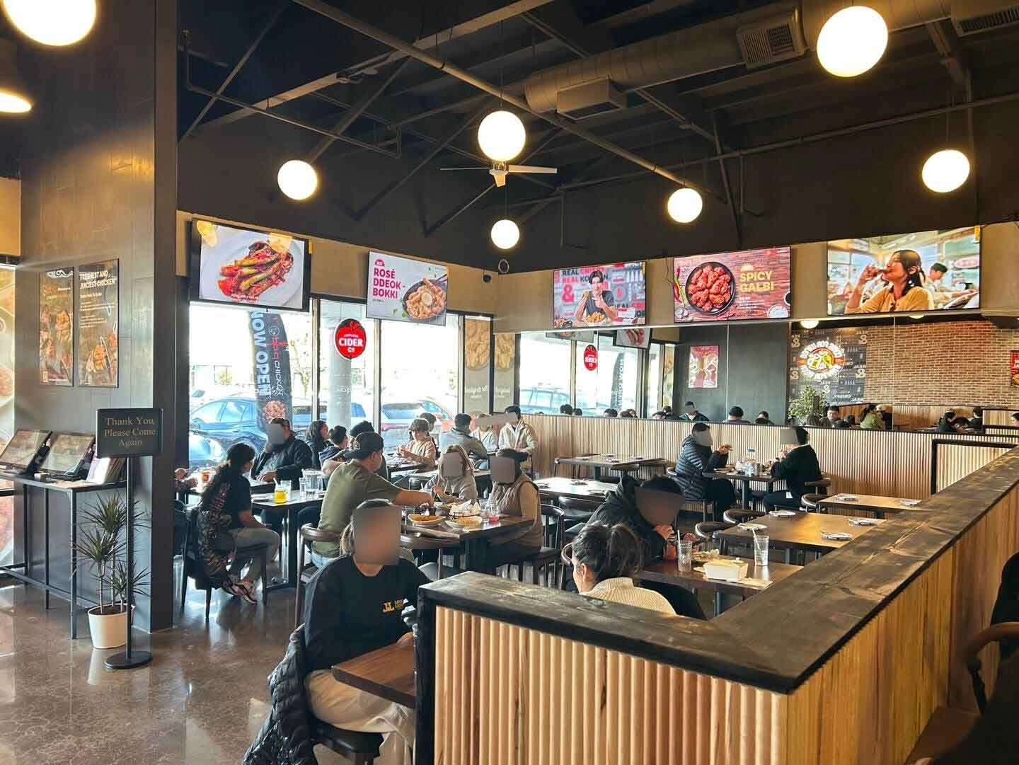 지난 6월 개점한 미국 오리건주 비버튼 BBQ 매장에서 현지 고객들이 식사를 하고 있다. 
제너시스BBQ 제공