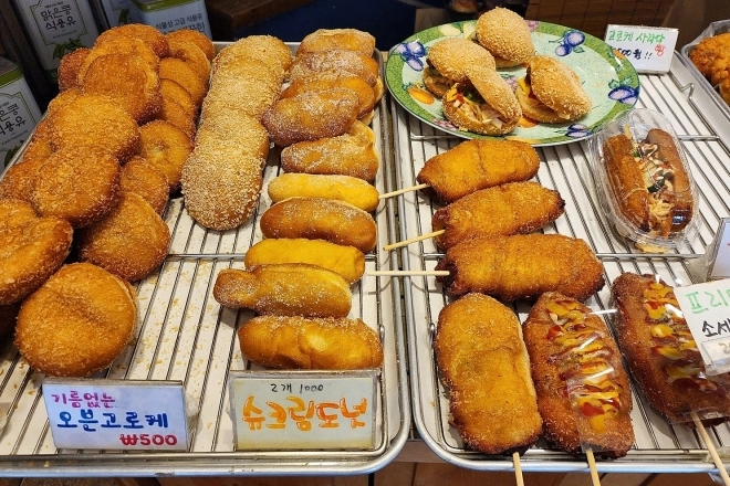 팥빵·완두앙금빵·고로케 등을 개당 500원에 파는 대전 중구의 한 동네 빵집이 저렴한 가격으로 화제가 되고 있다. 대전 중구 공식 블로그 캡처